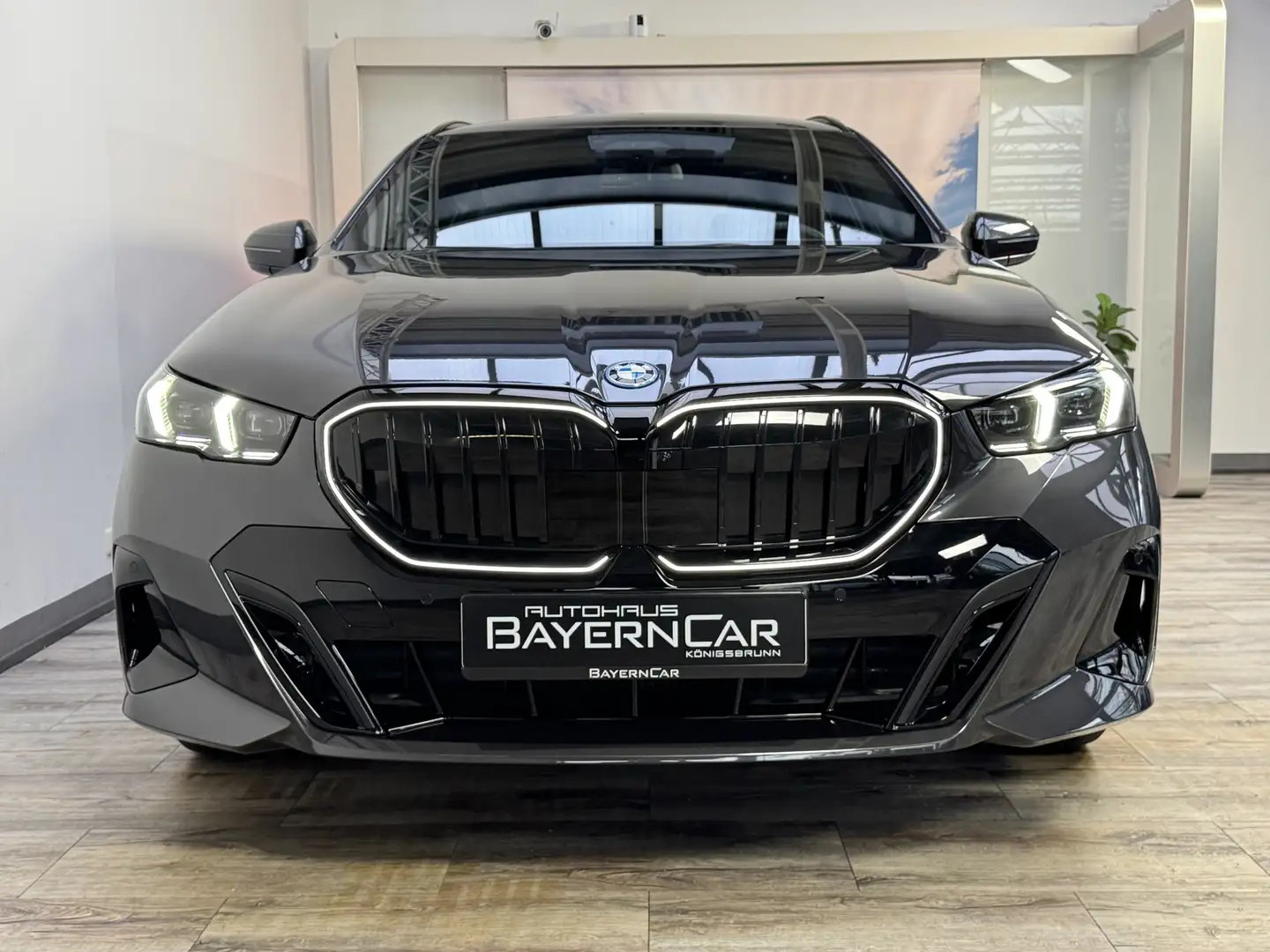 BMW 550 xDrive M Sport Pro B&W ACC FahrwProf. Pano Šedá - 2