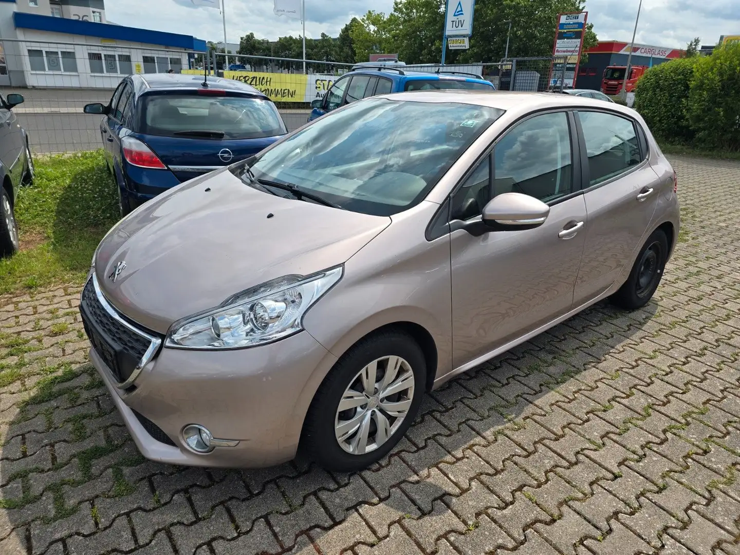 Peugeot 208 1.2 Active 82 VTi Violett - 1