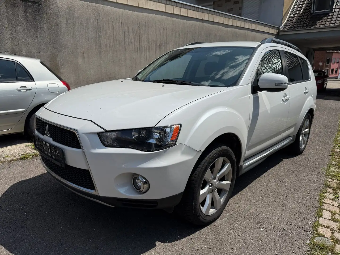 Mitsubishi Outlander Instyle 4WD *Automatik/AHK* Weiß - 1