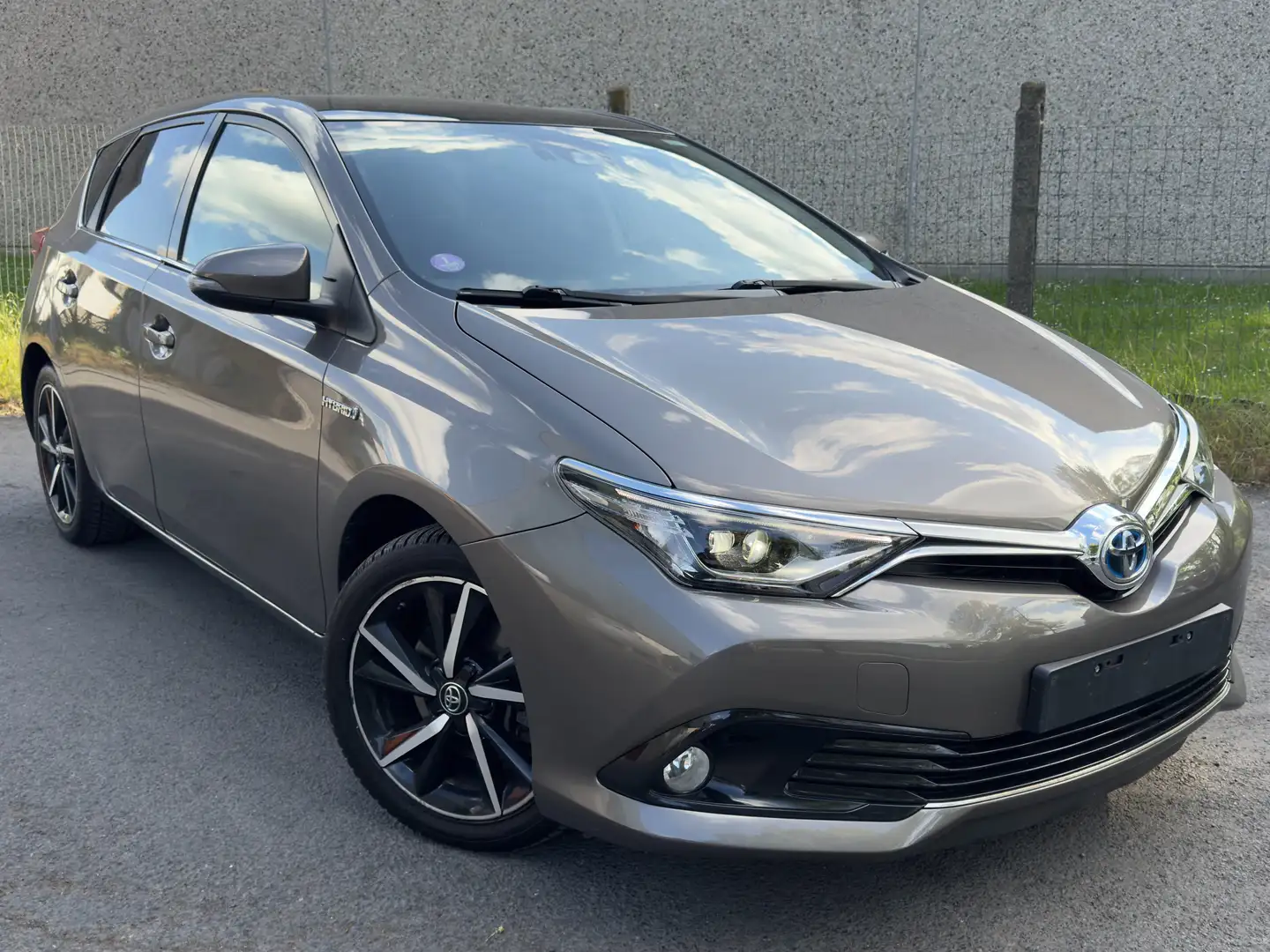 Toyota Auris 1.8i HSD Style E-CVT HYBRIDE // PANO // Garantie Grey - 1