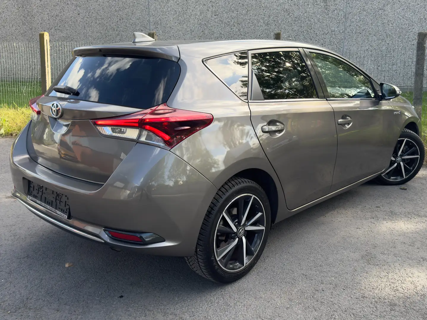 Toyota Auris 1.8i HSD Style E-CVT HYBRIDE // PANO // Garantie Grey - 2