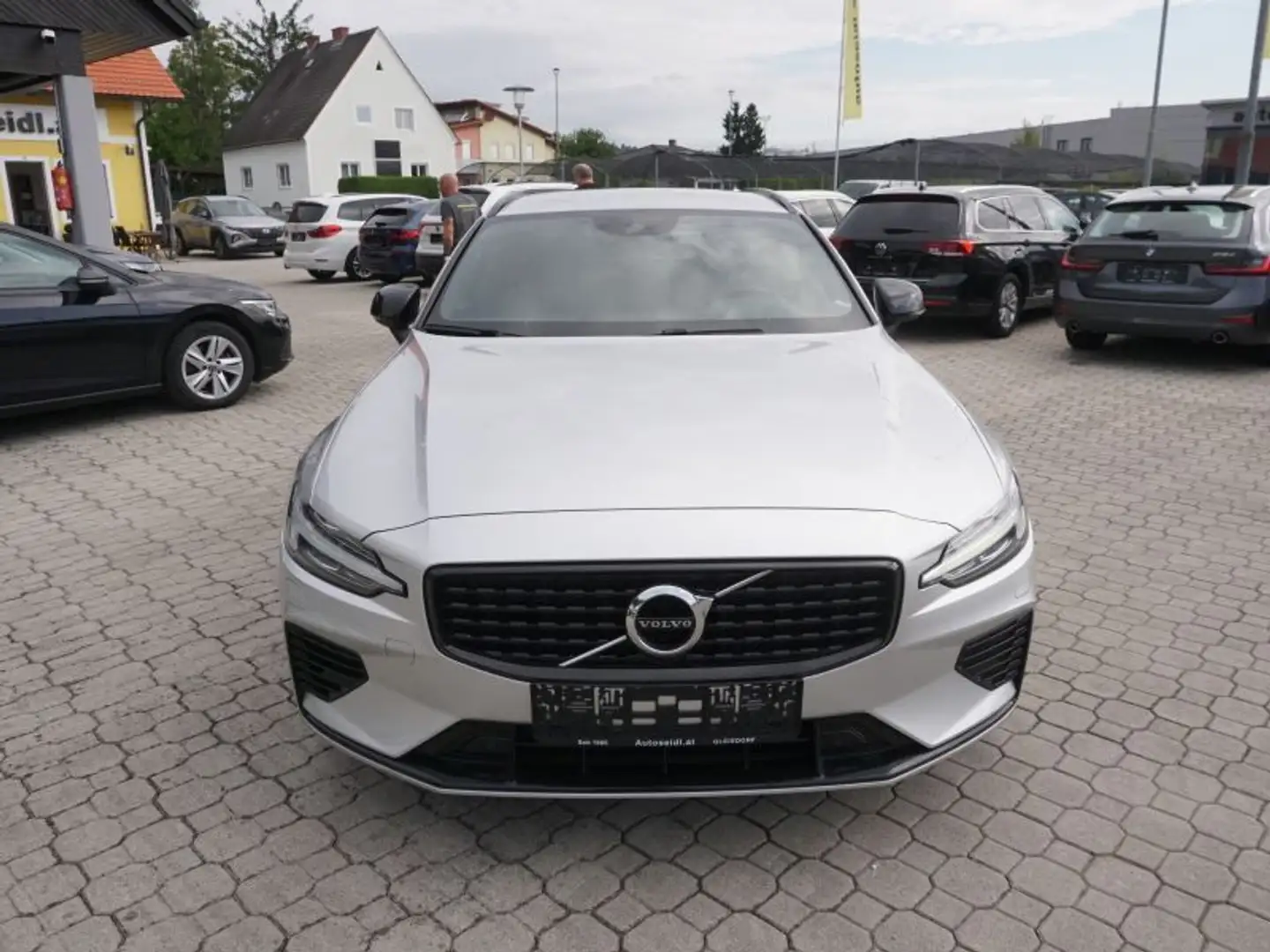 Volvo V60 T6 AWD R-Design Aut. *LED+AHV+19"ALU* Silber - 2