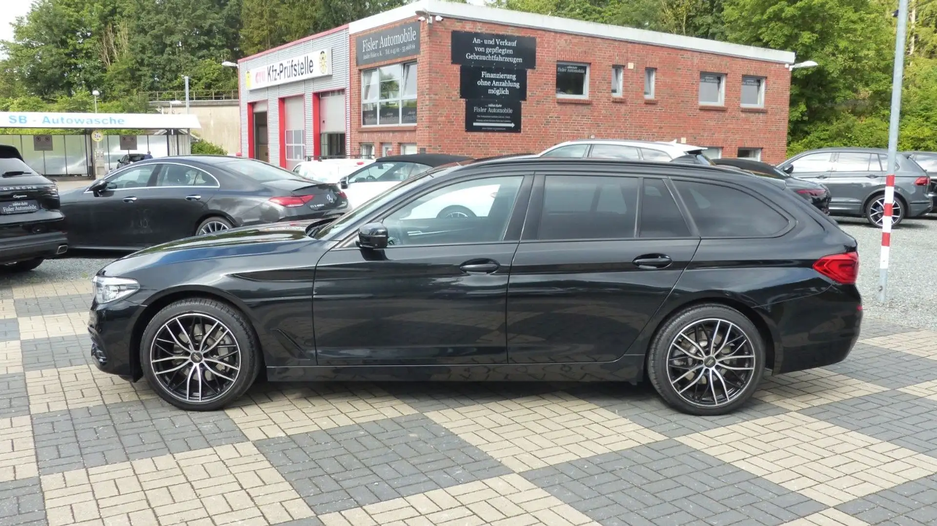 BMW 530 i xDrive Sport Line Pano Leder AHK Distronic Black - 2