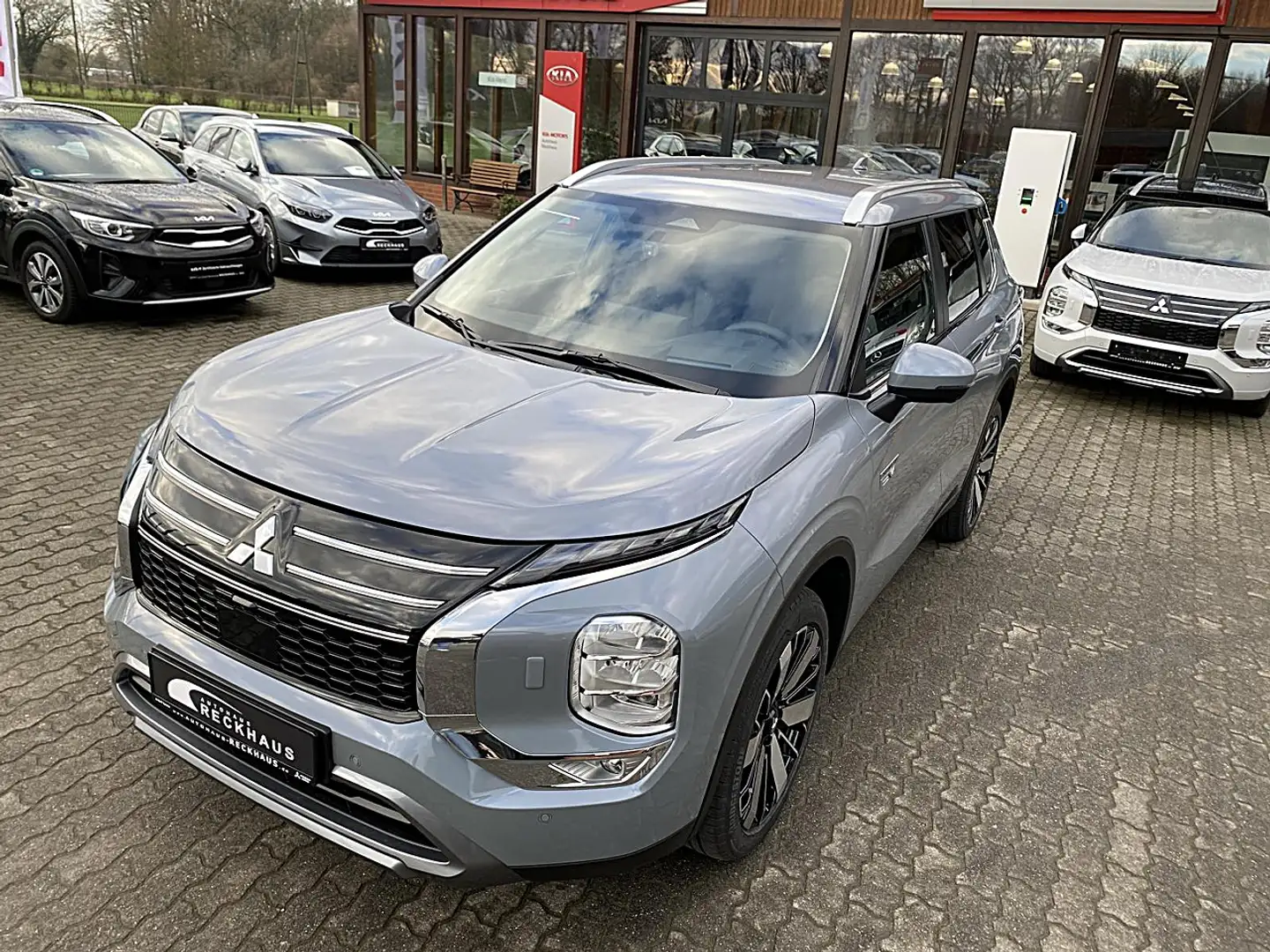 Mitsubishi Outlander Plug-in Hybrid INTRO EDITION 2,4l Klima Navi Grau - 2