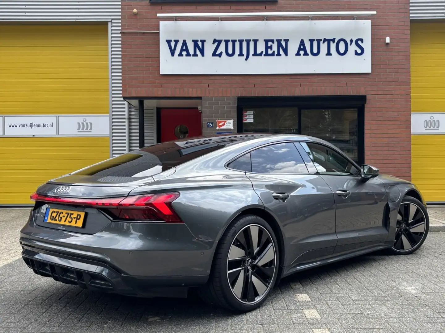 Audi e-tron GT 476pk Panorama B&O Luchtvering 21" Massage 360° Grijs - 2