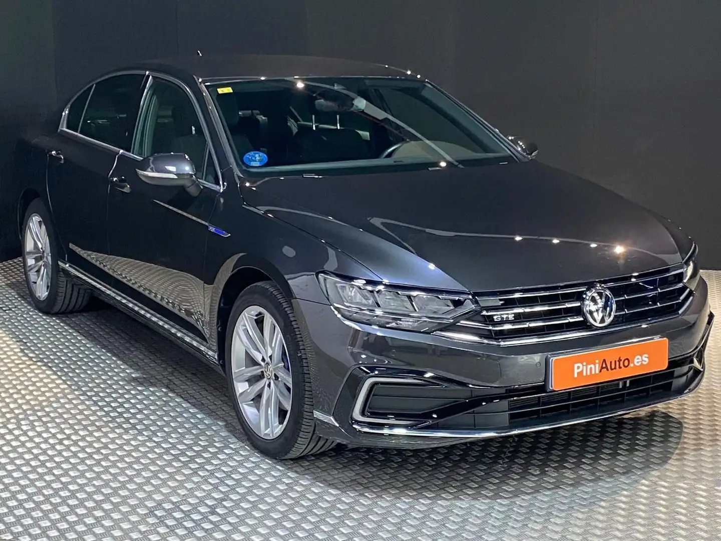 Volkswagen Passat 1.4 TSI e-Power Auto. DSG GTE Grijs - 2