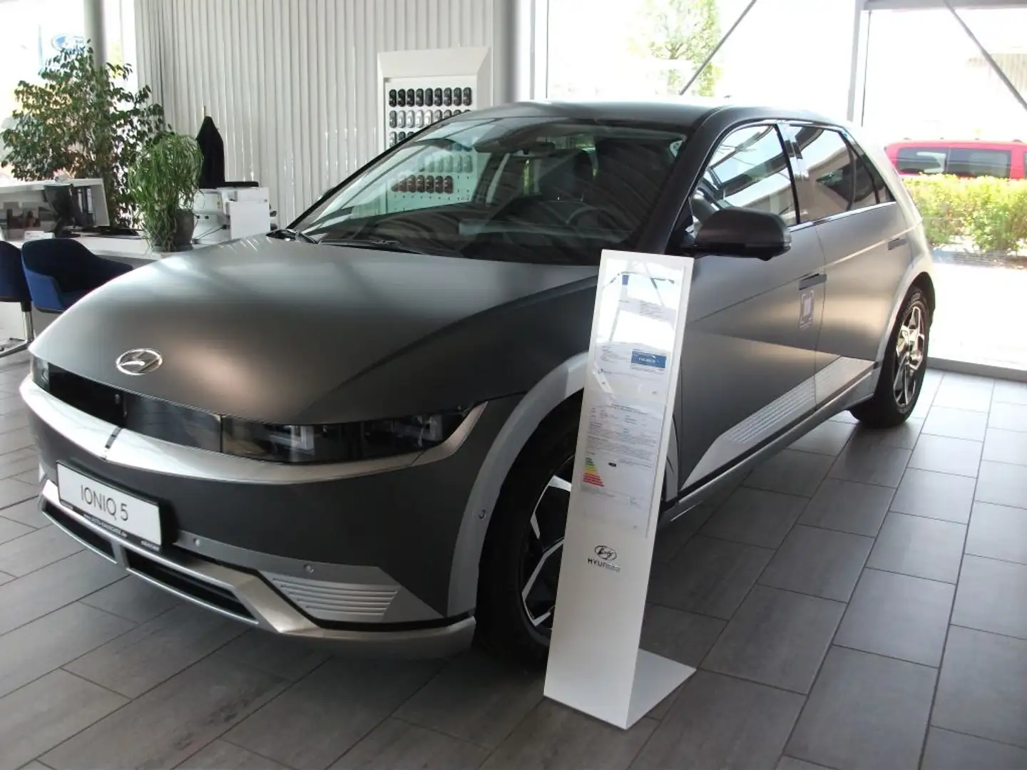 Hyundai IONIQ 5 77,4 kWh 4WD UNIQ Šedá - 1