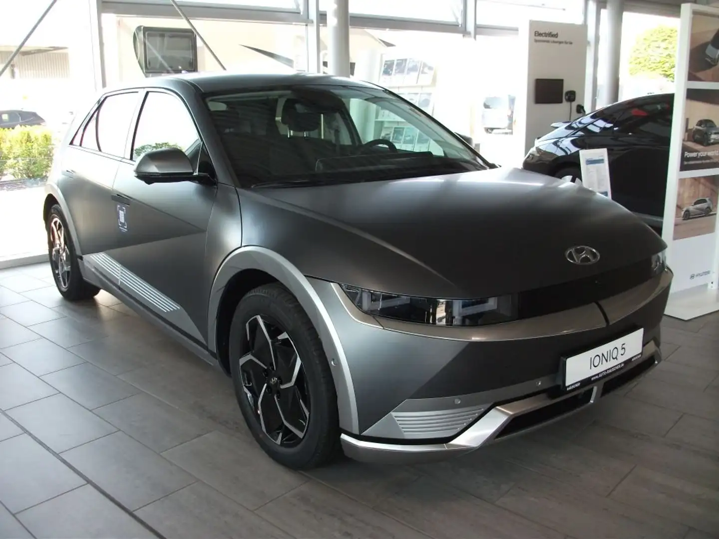 Hyundai IONIQ 5 77,4 kWh 4WD UNIQ Šedá - 2