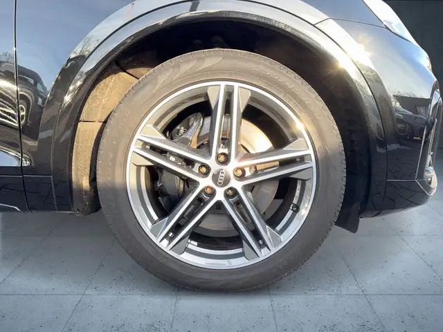 Audi SQ5 view 8