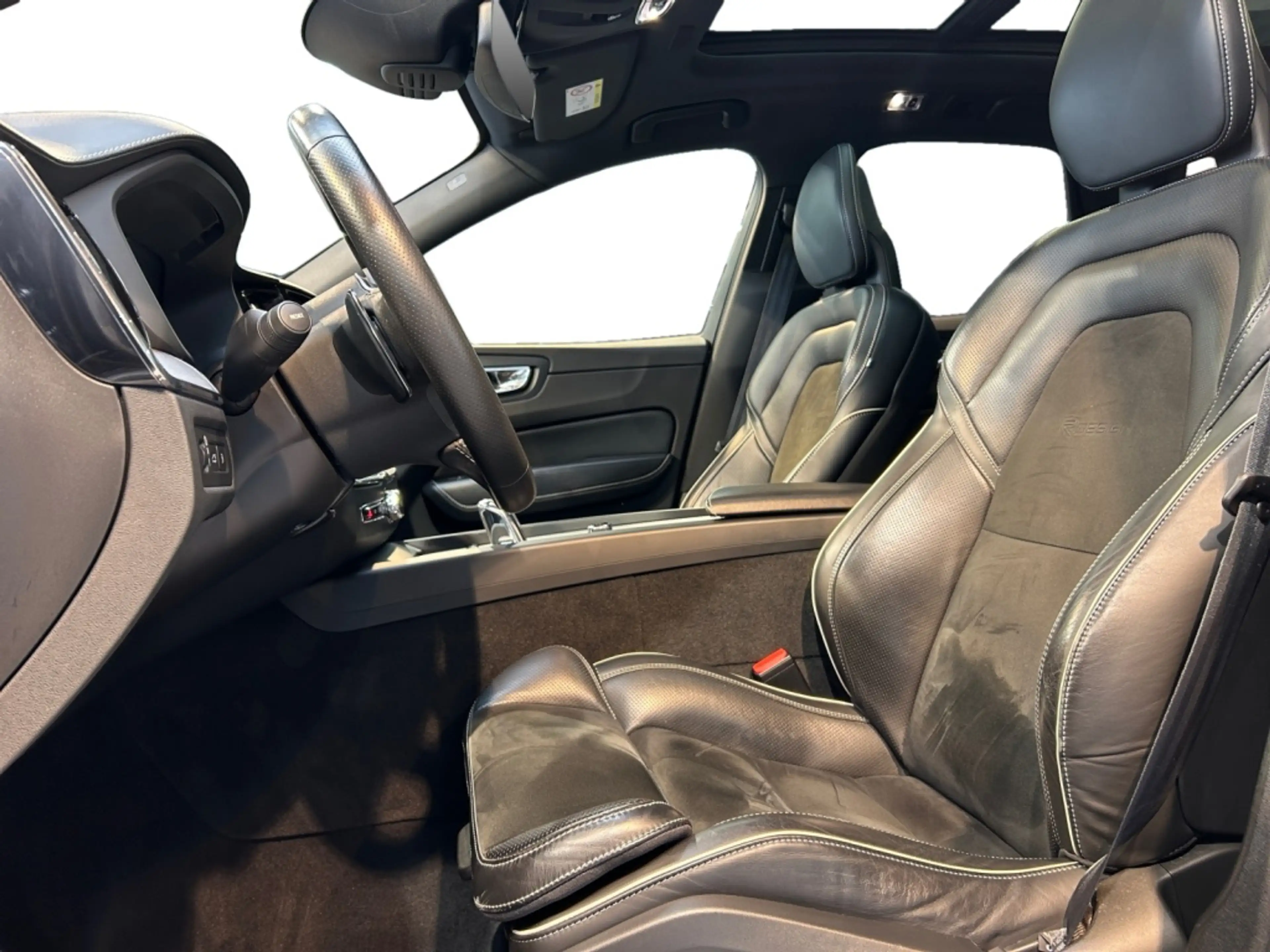 Volvo XC60 R Design Plug-In Hybrid AWD Fahrassist+HUD — photo 9