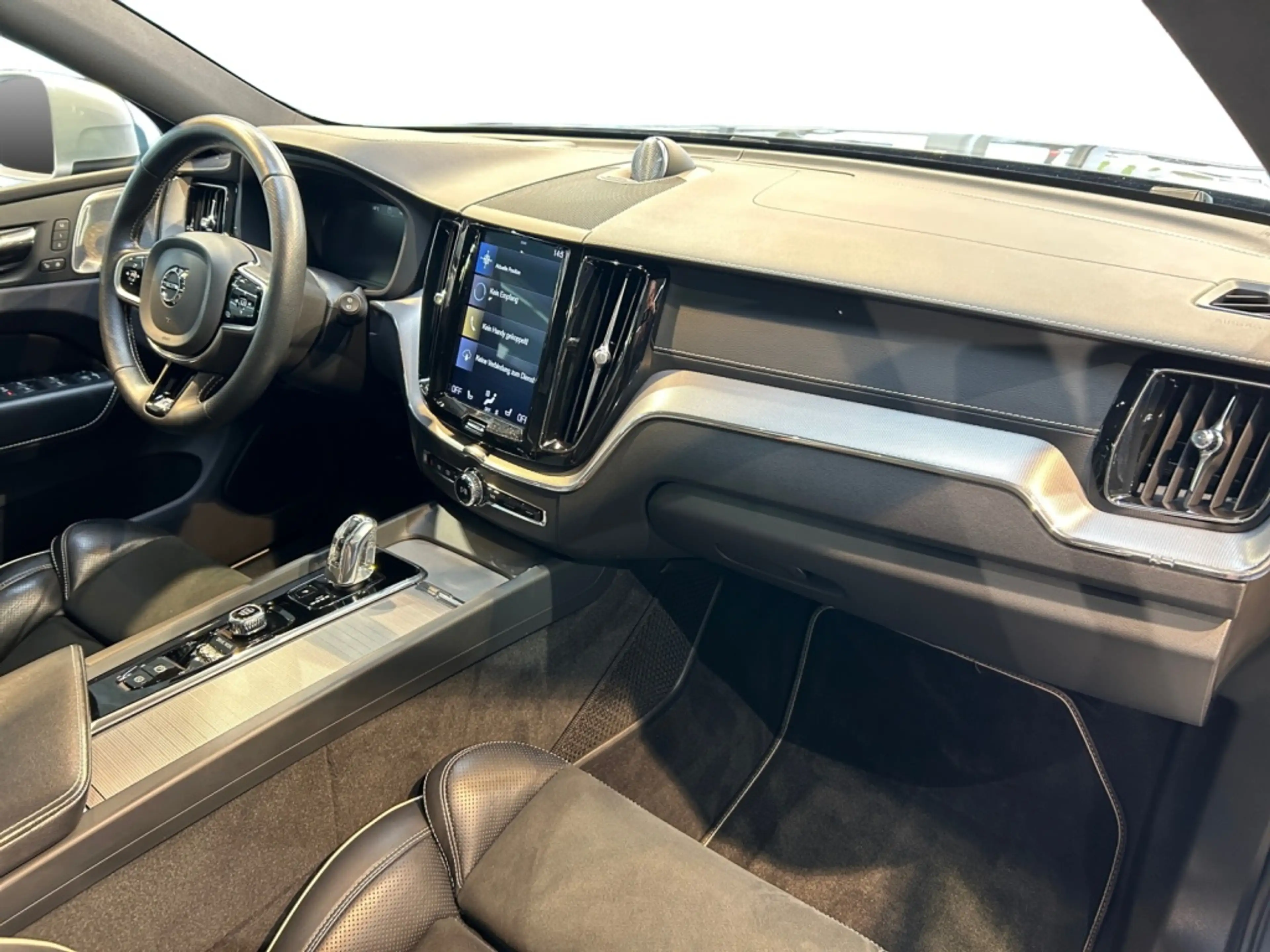 Volvo XC60 R Design Plug-In Hybrid AWD Fahrassist+HUD — photo 10