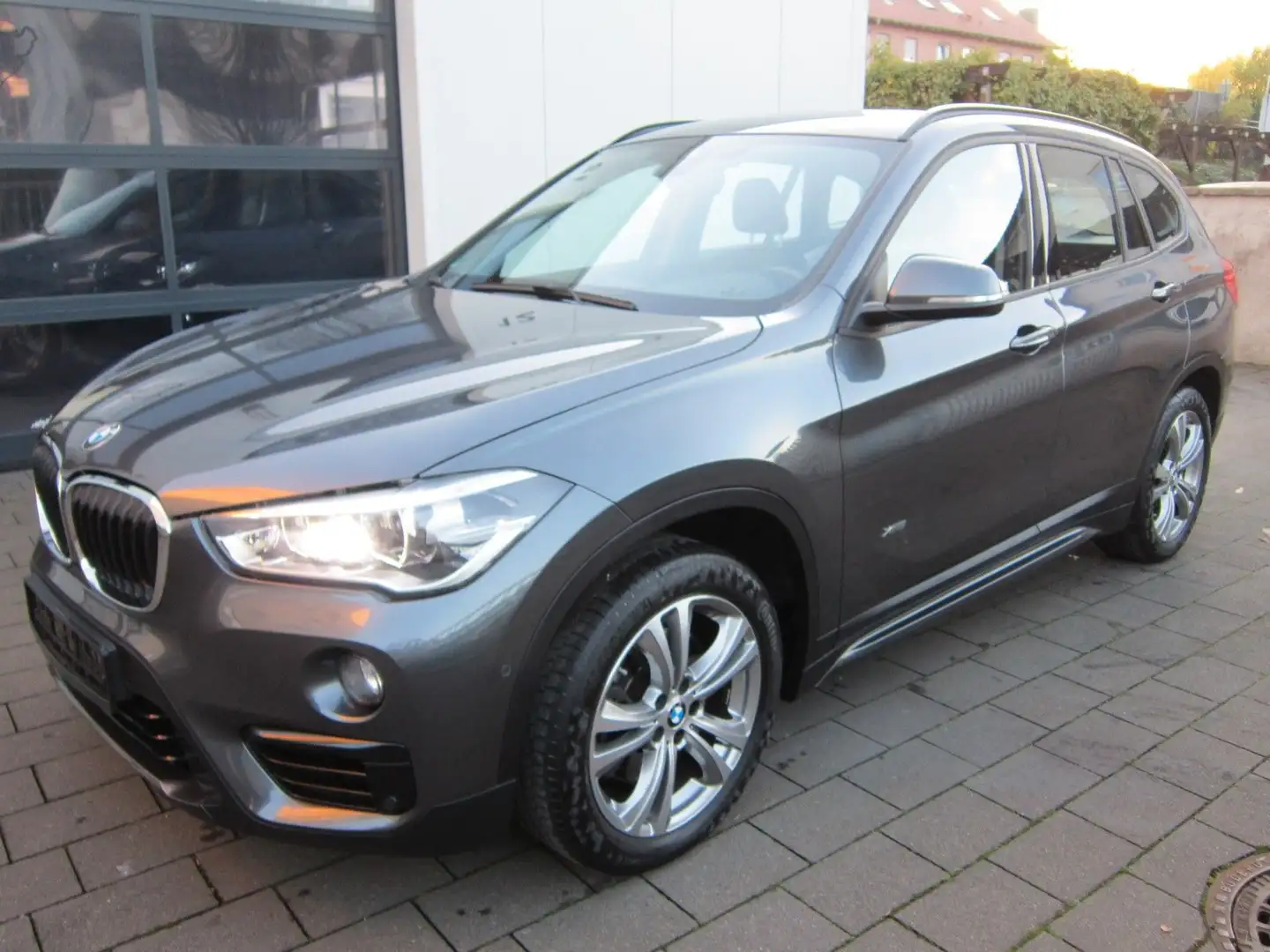 BMW X1 xDrive 20 i"Sport Line"Automatik*Navi*1.Hand* Gris - 1