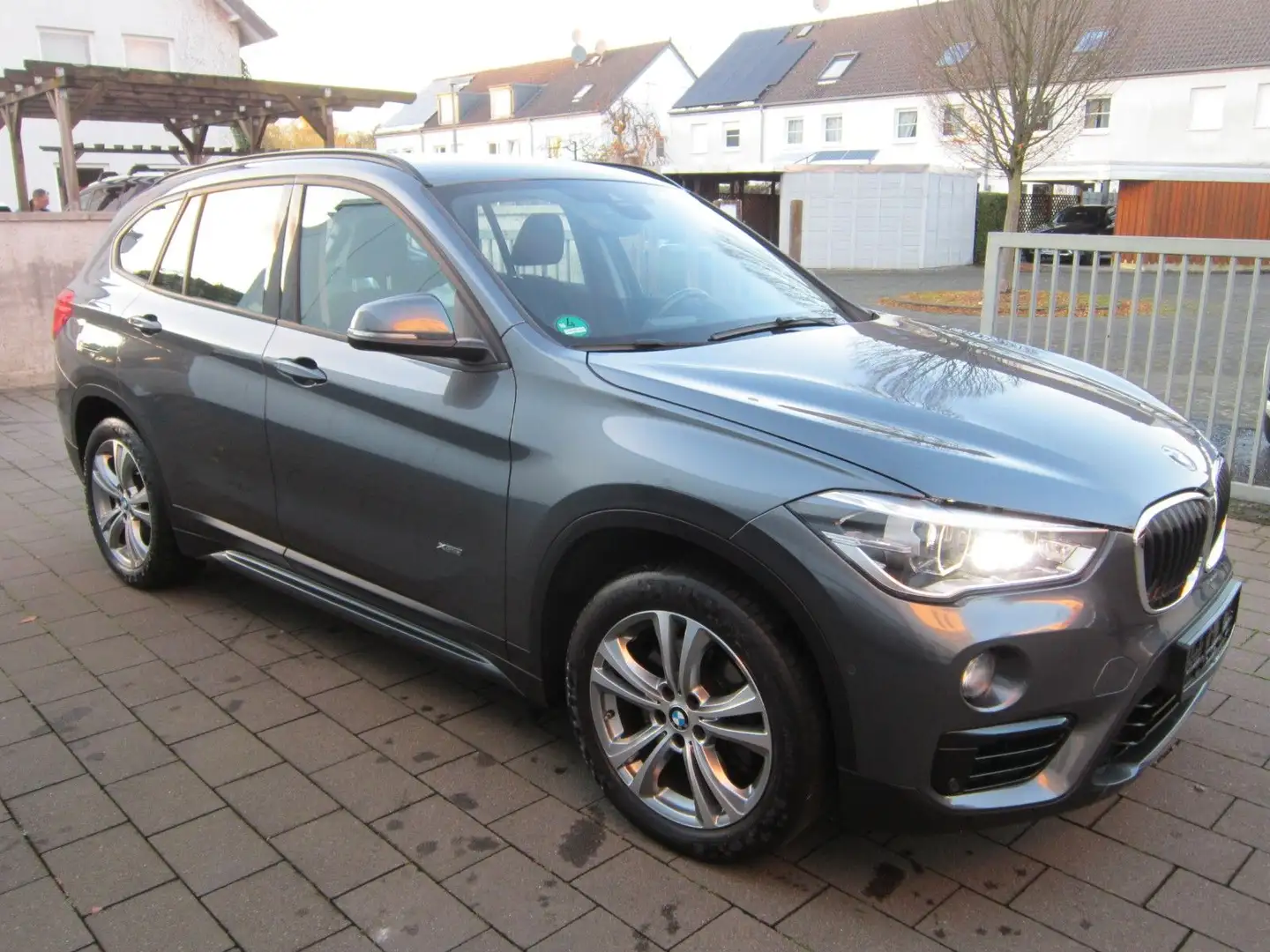 BMW X1 xDrive 20 i"Sport Line"Automatik*Navi*1.Hand* Gris - 2