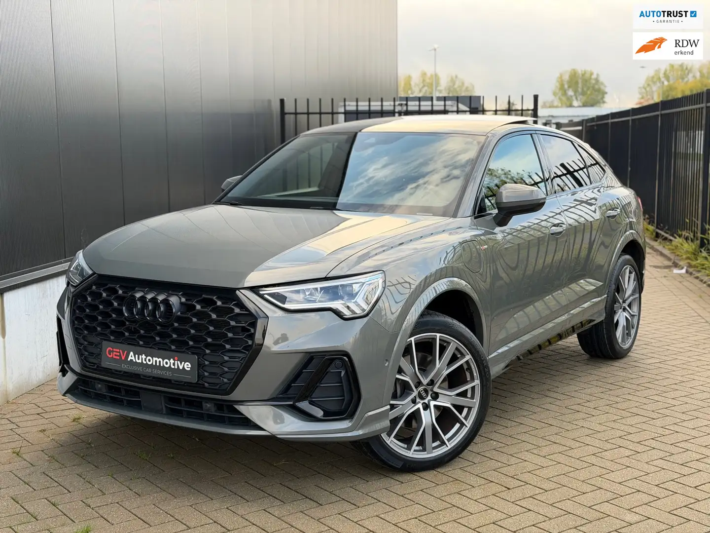 Audi Q3 Sportback 45 TFSI e S Edition Pano Matrix Sfeerver Grijs - 1