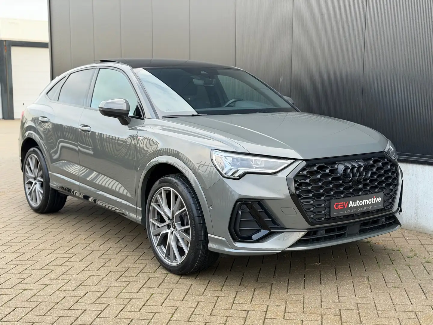 Audi Q3 Sportback 45 TFSI e S Edition Pano Matrix Sfeerver Grijs - 2
