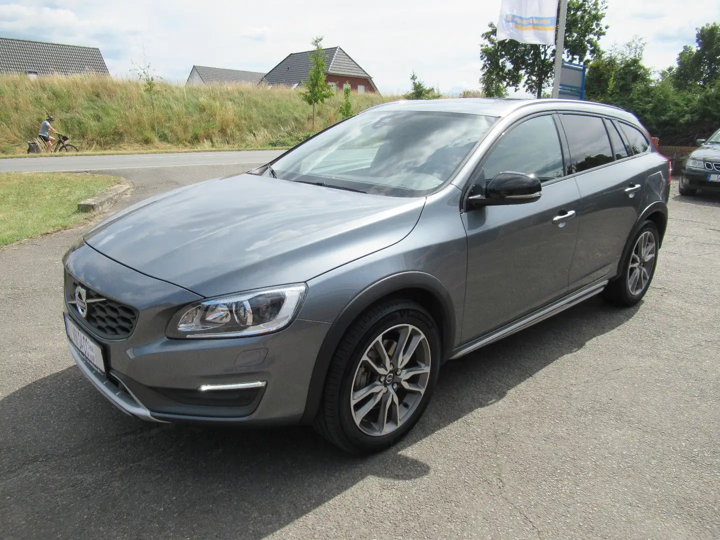 Volvo V60 D4 Cross Country Summum Grau - 1