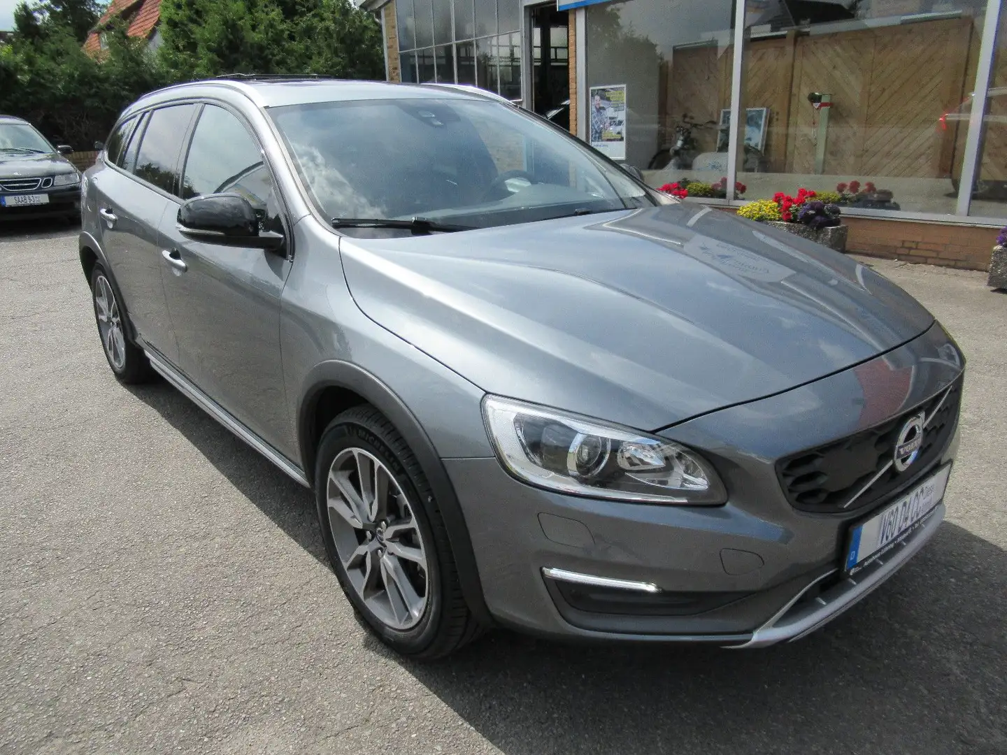 Volvo V60 D4 Cross Country Summum Grau - 2