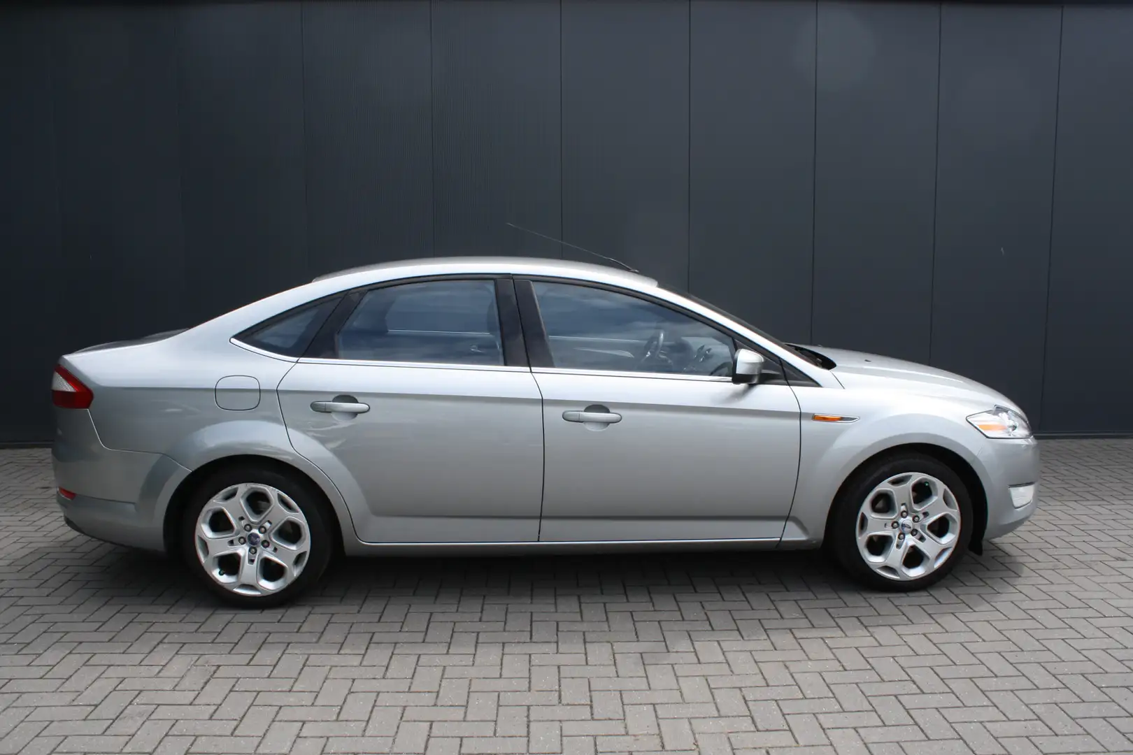 Ford Mondeo 2.5-20V 221PK Titanium NAVIGATIE - KEYLESS - XENON Grijs - 2