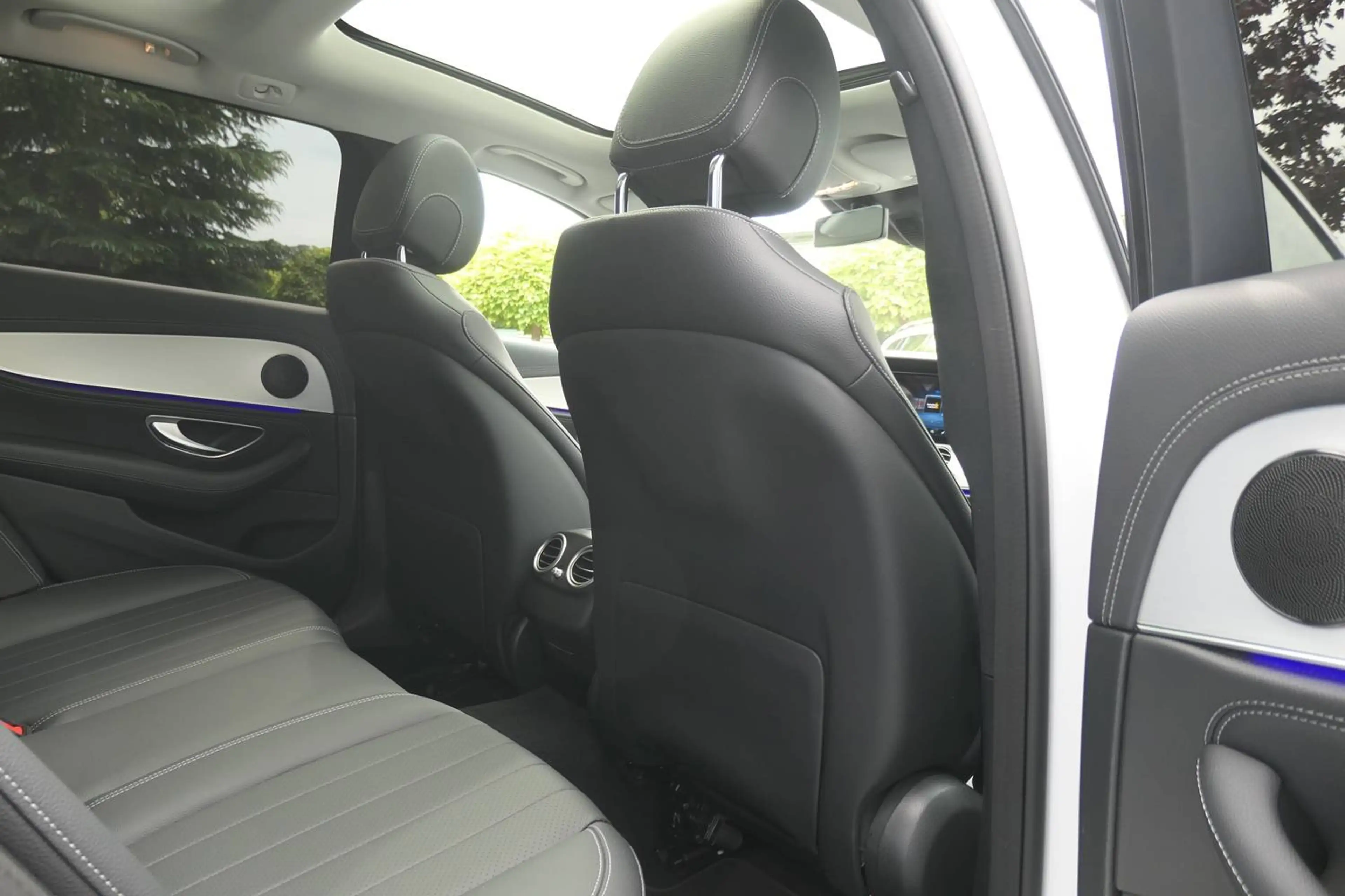 Mercedes-Benz E 220 E-Klasse T-Modell Diesel d T 9G-TRONIC Exclusive Panorama LED AHK Inspektion Neu Top Zustand! — photo 4