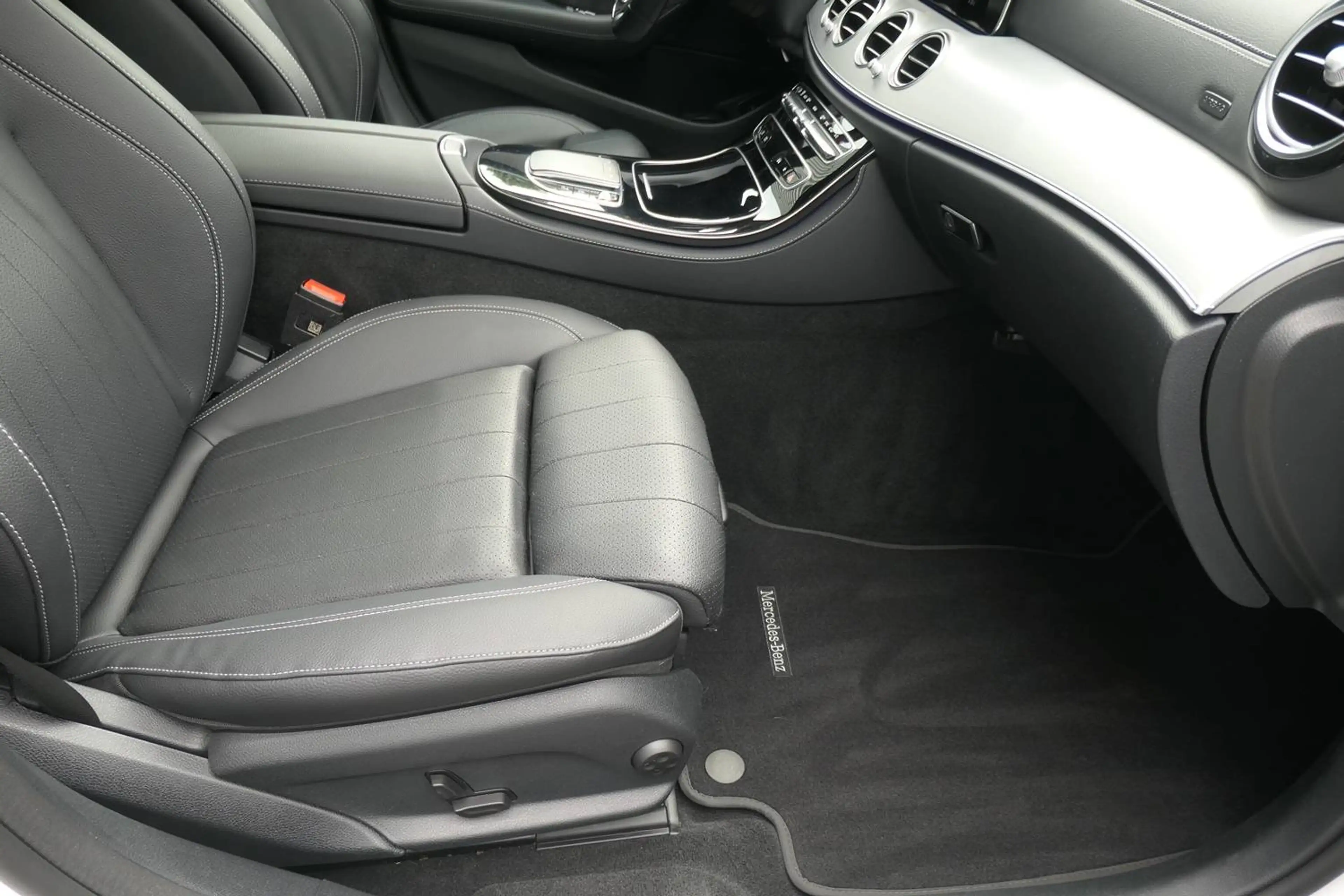 Mercedes-Benz E 220 E-Klasse T-Modell Diesel d T 9G-TRONIC Exclusive Panorama LED AHK Inspektion Neu Top Zustand! — photo 3