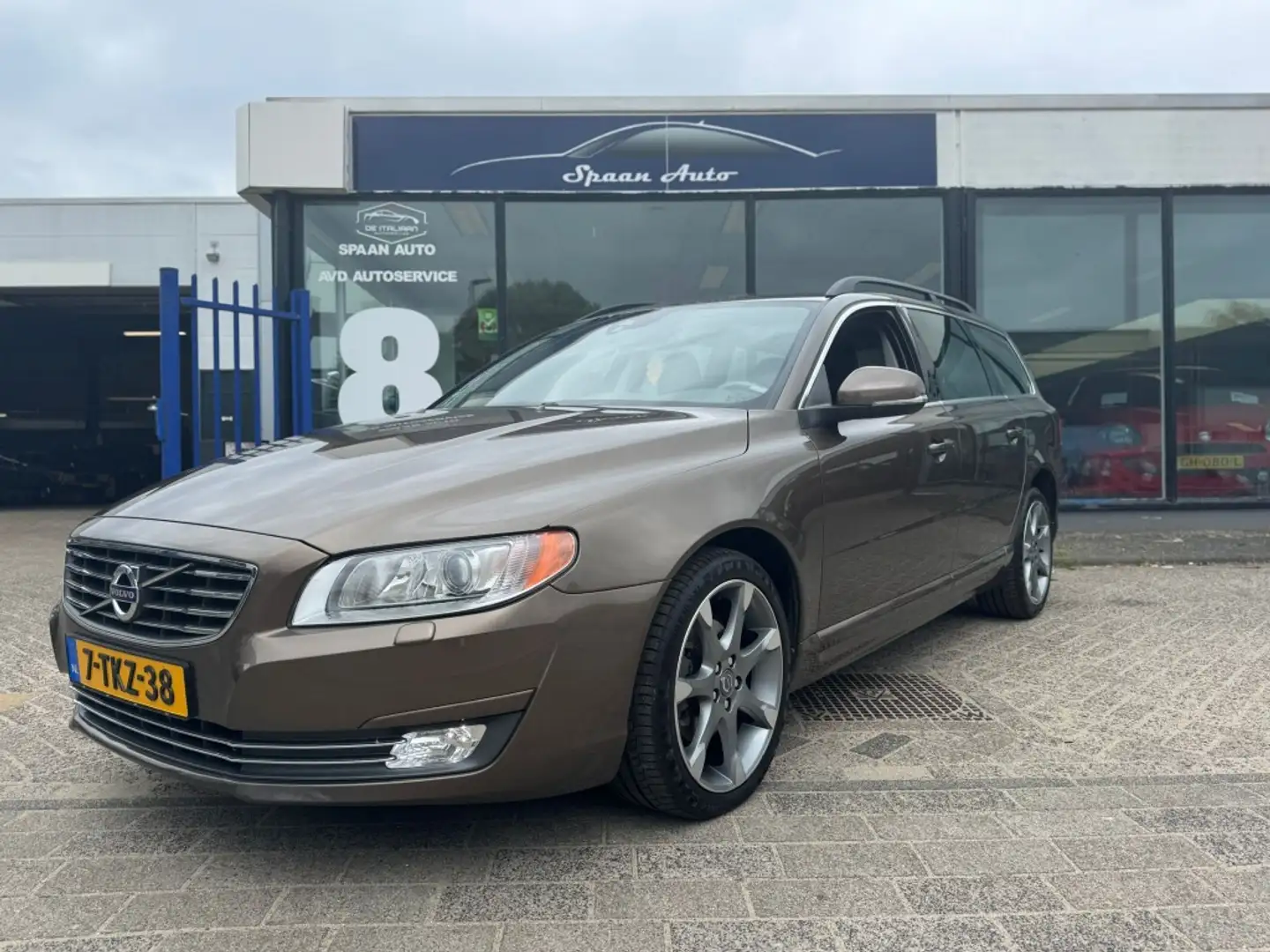 Volvo V70 1.6 T4 Nordic+ Leer l Automaat l Xenon Brun - 2