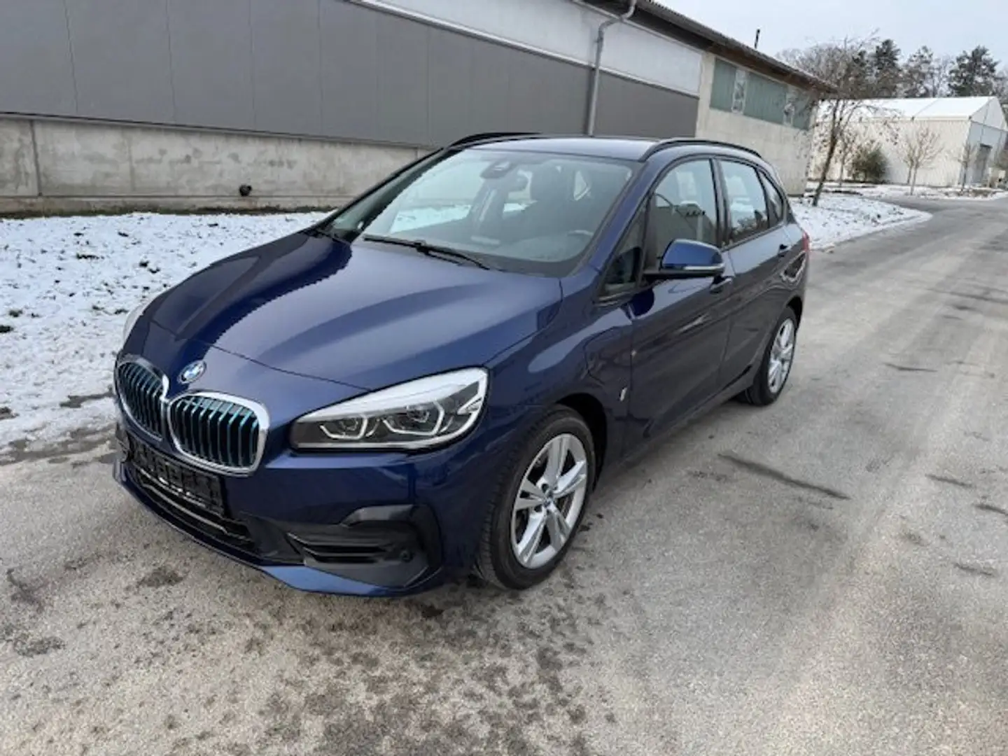 BMW 225 XE Tourer Blau - 1