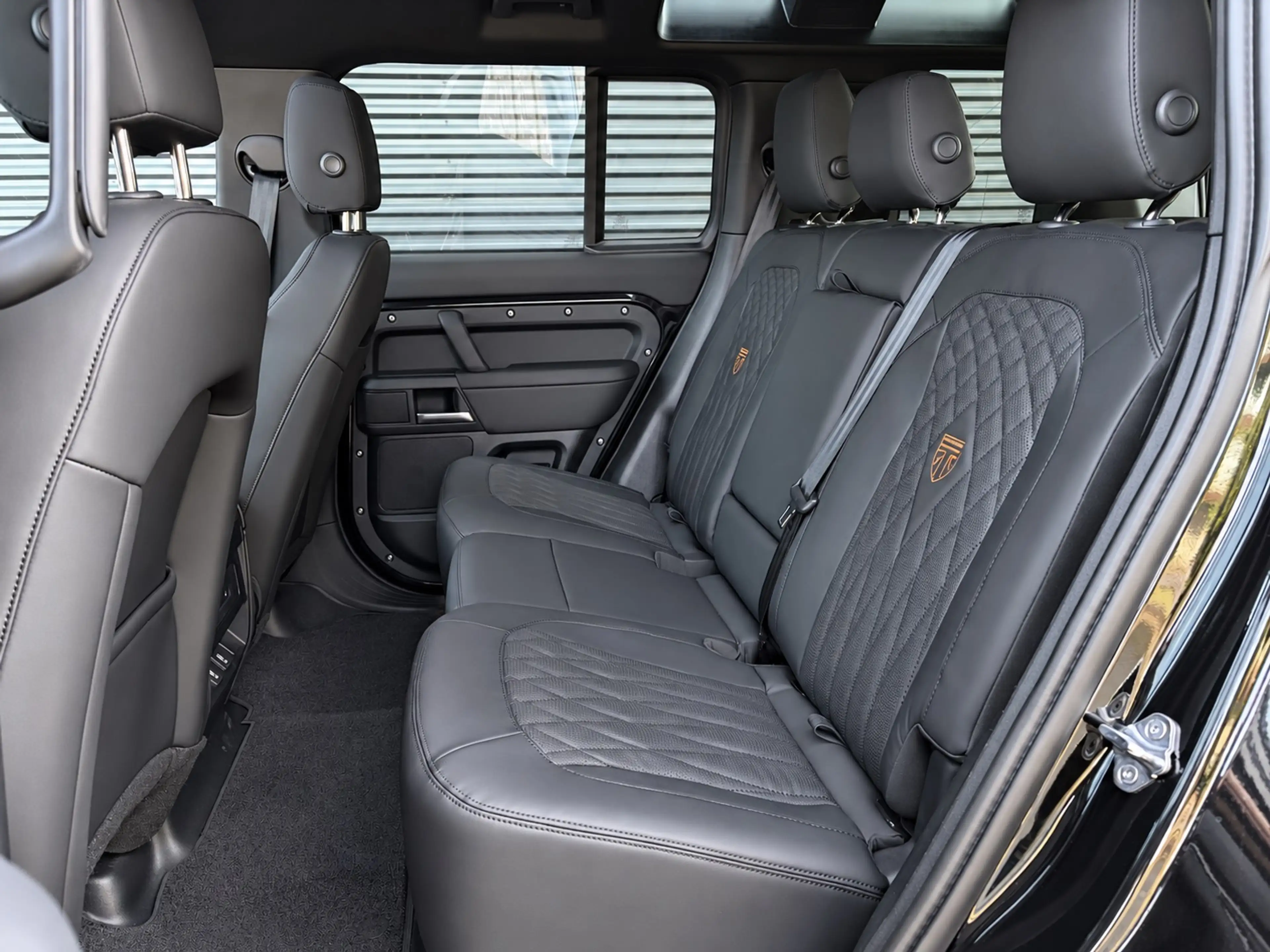 Land Rover Defender 110 2.0 P300e 110 X-Dynamic SE | NP € 115.567,- | — photo 7