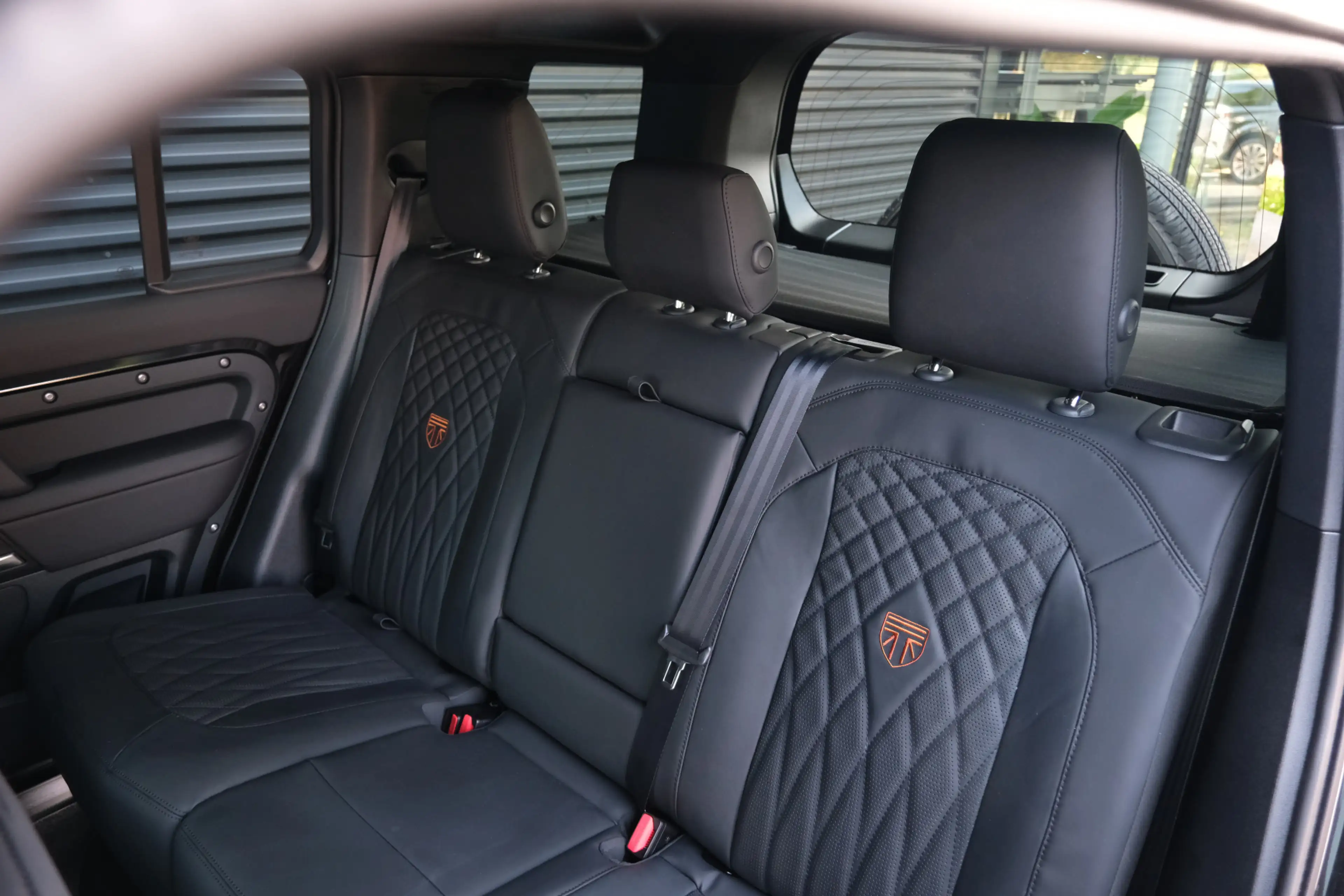 Land Rover Defender 110 2.0 P300e 110 X-Dynamic SE | NP € 115.567,- | — photo 15