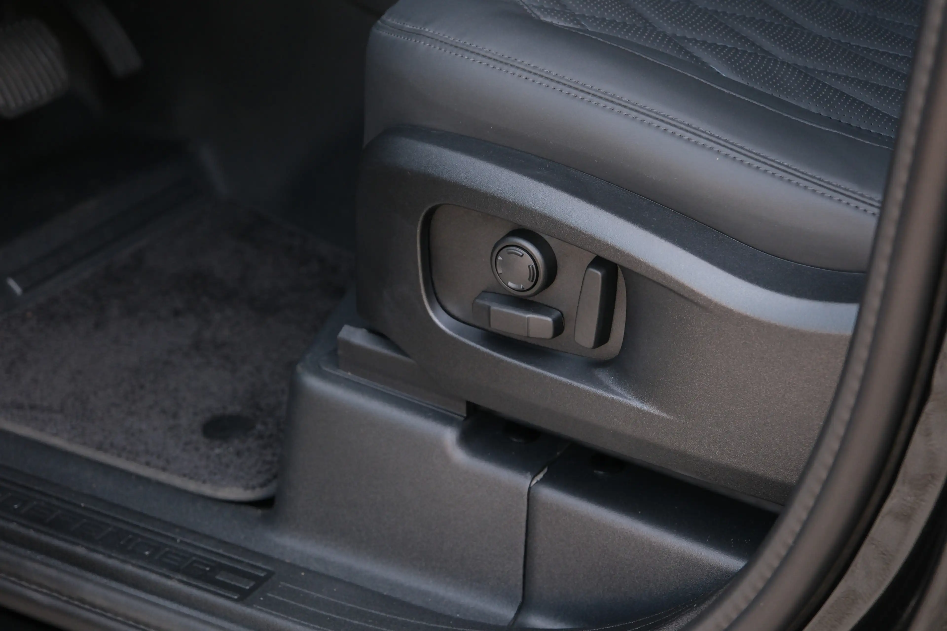 Land Rover Defender 110 2.0 P300e 110 X-Dynamic SE | NP € 115.567,- | — photo 11