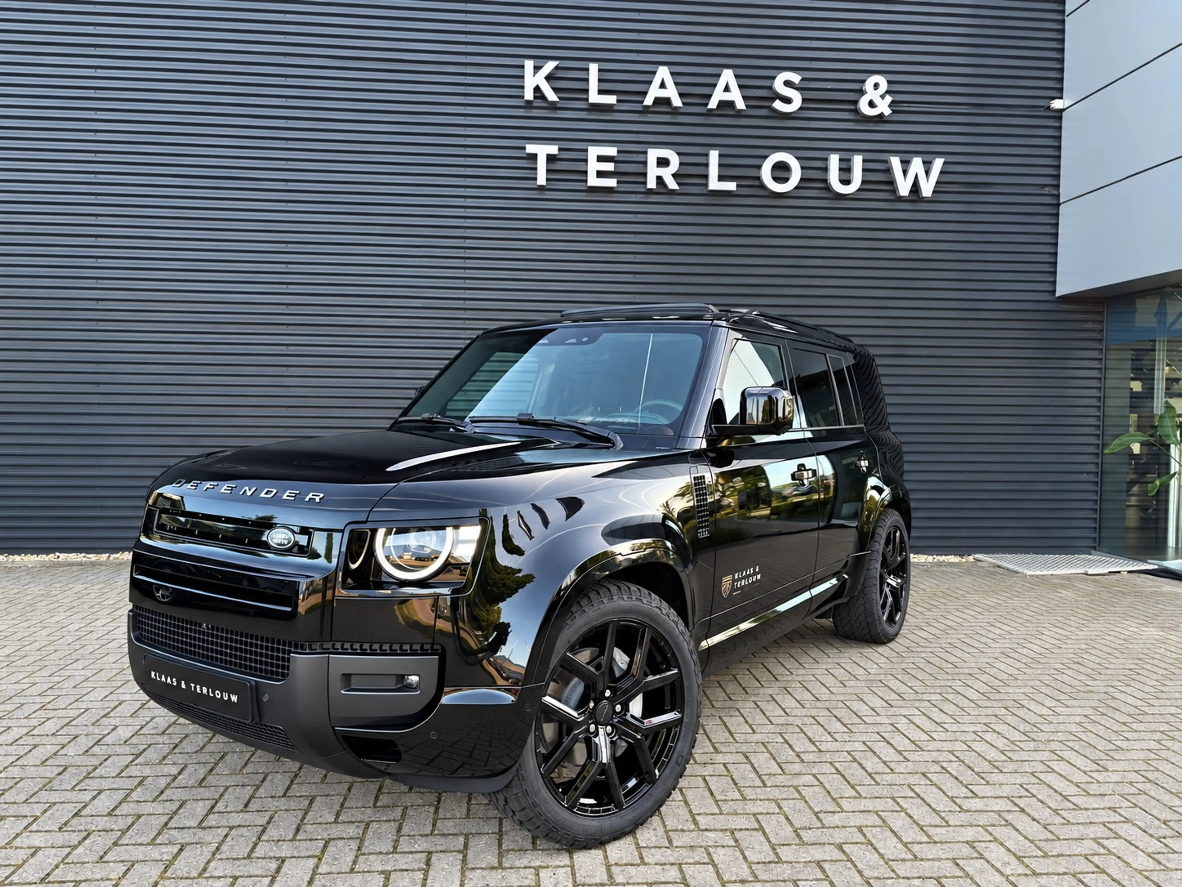Land Rover Defender 110 2.0 P300e 110 X-Dynamic SE | NP € 115.567,- | — photo 2
