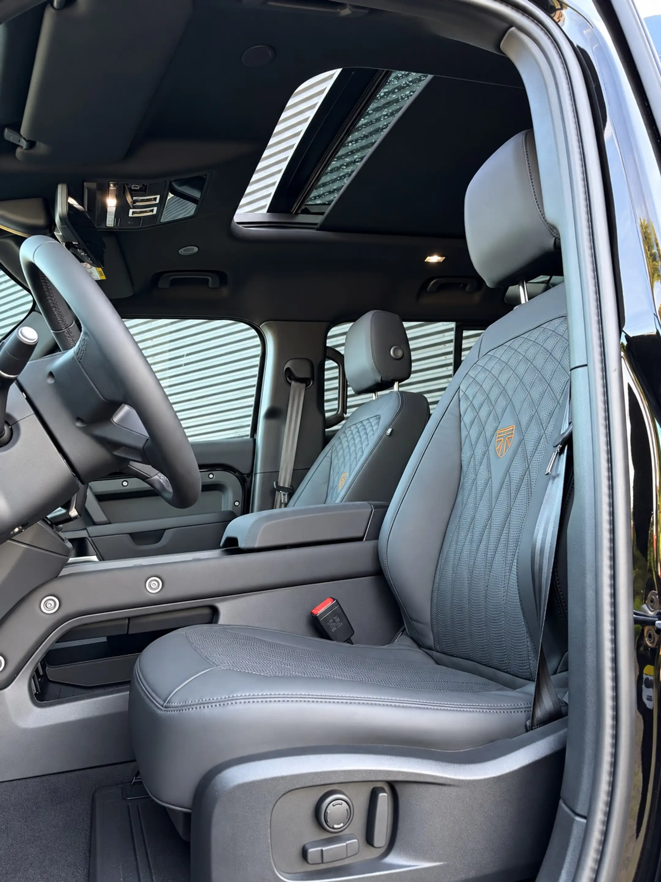 Land Rover Defender 110 2.0 P300e 110 X-Dynamic SE | NP € 115.567,- | — photo 3