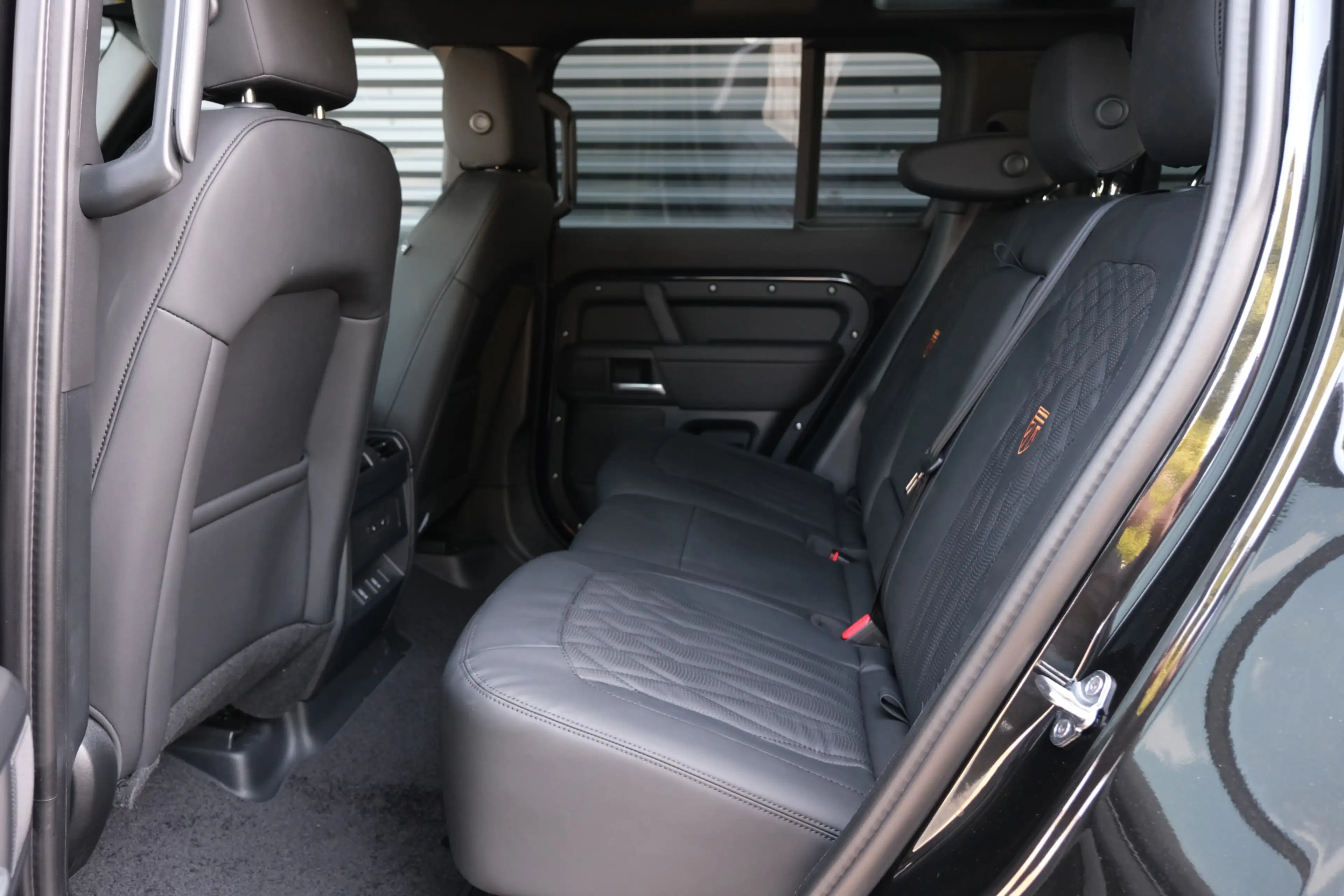 Land Rover Defender 110 2.0 P300e 110 X-Dynamic SE | NP € 115.567,- | — photo 14