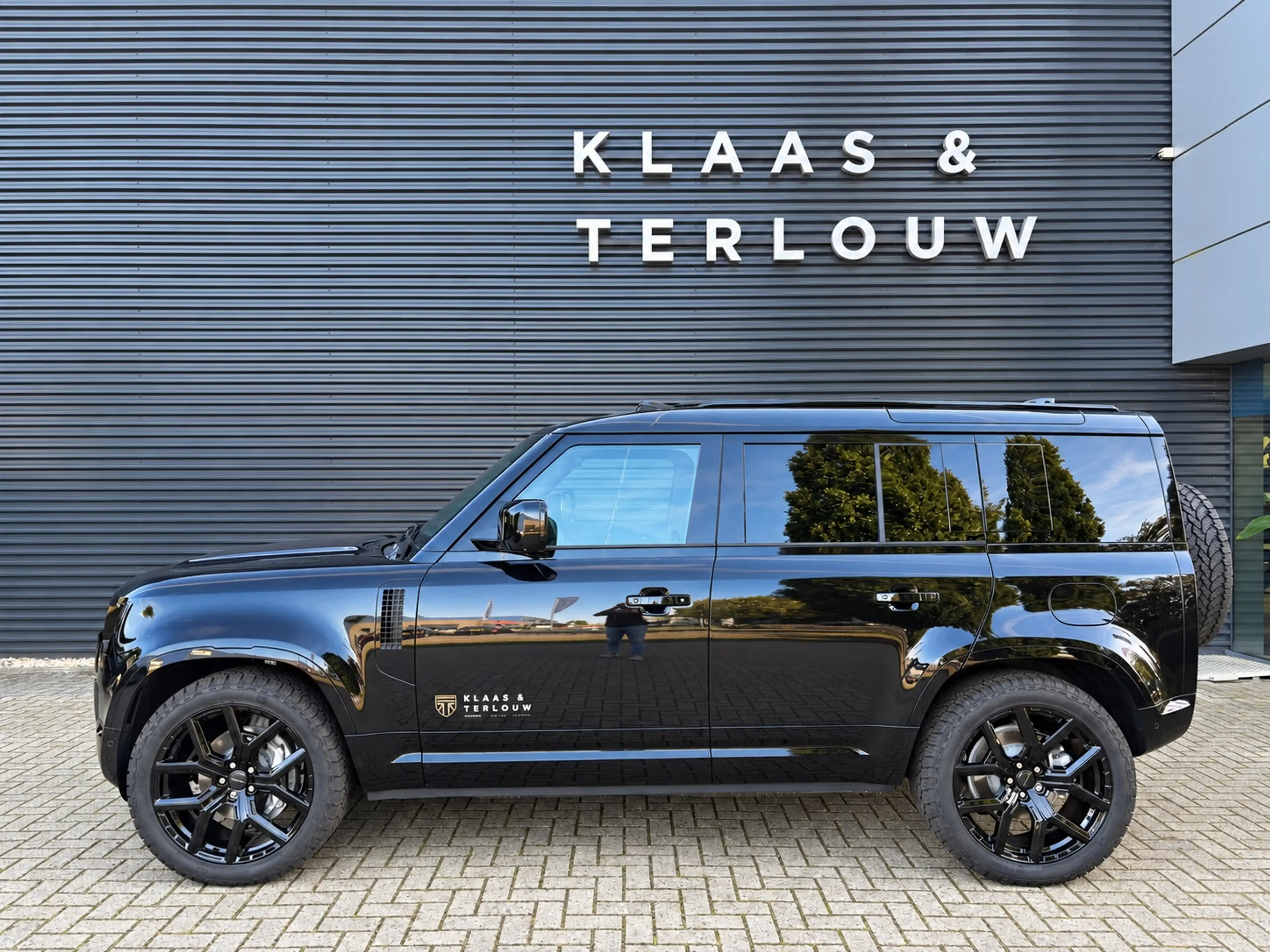 Land Rover Defender 110 2.0 P300e 110 X-Dynamic SE | NP € 115.567,- | — photo 6