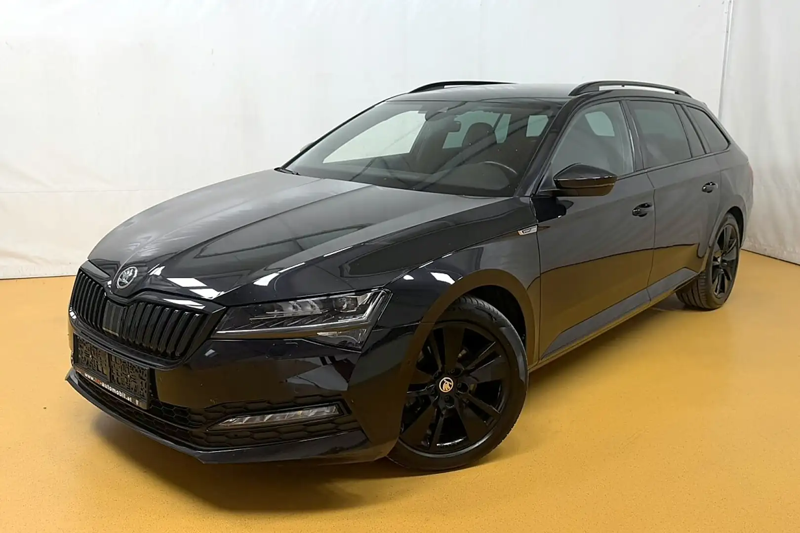 Skoda Superb Kombi 2,0 TDI Sportline DSG Schwarz - 1