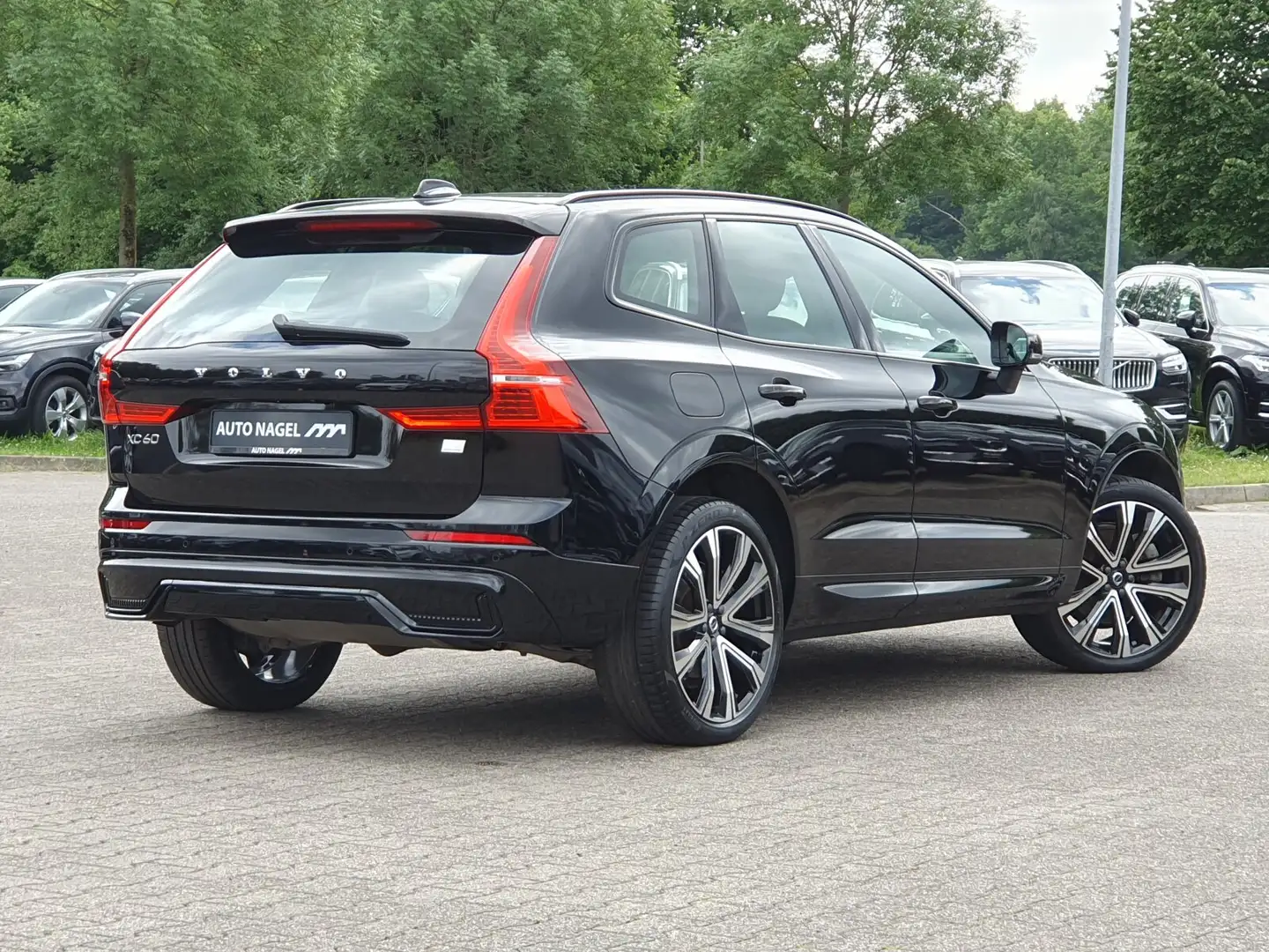 Volvo XC60 XC60 Recharge T6 R-Design Plug-In Schwarz - 2