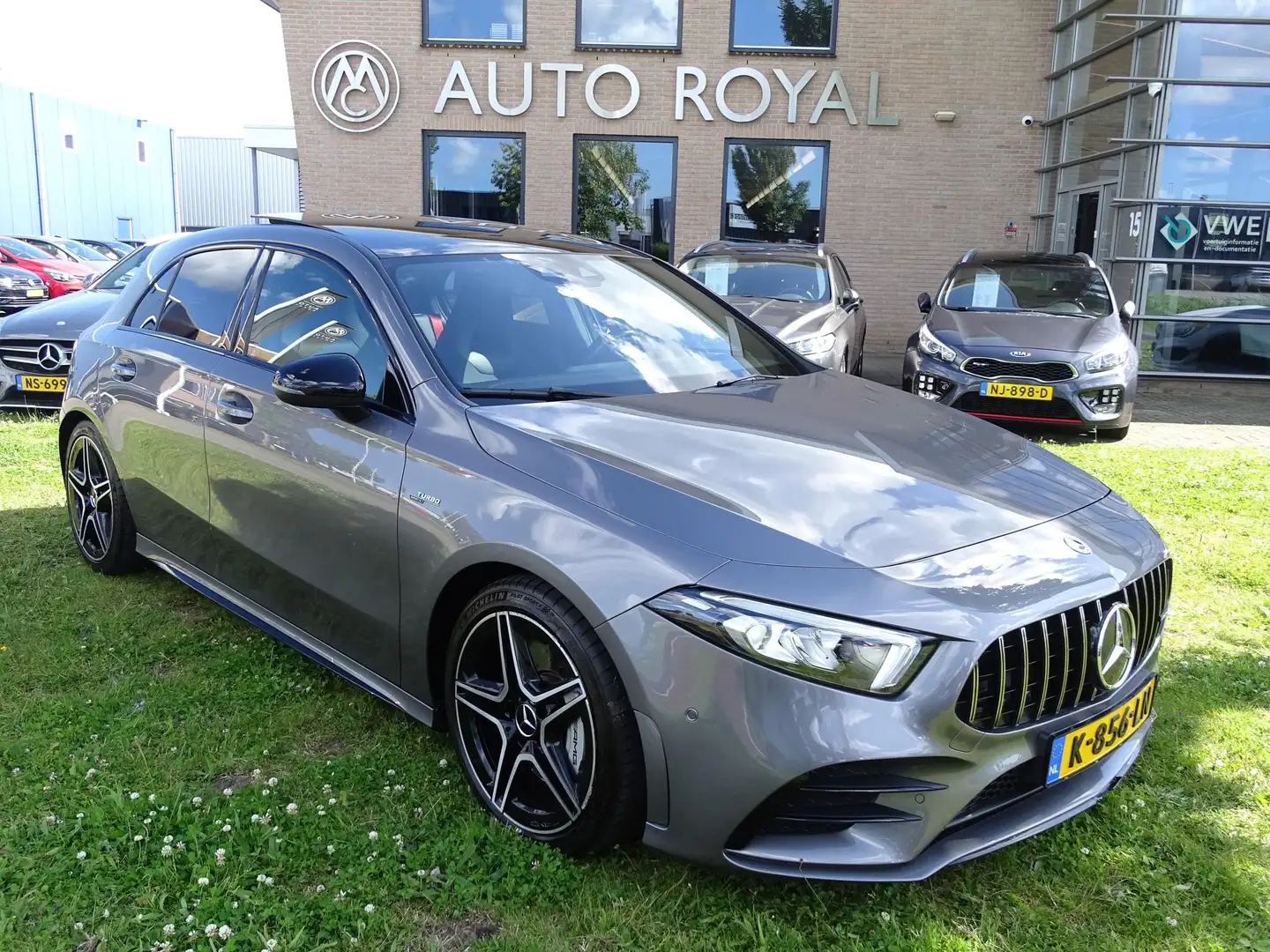 Mercedes-Benz A 35 AMG 4MATIC Premium Automaat, F1-Flippers, Panoramadak, Grijs - 2