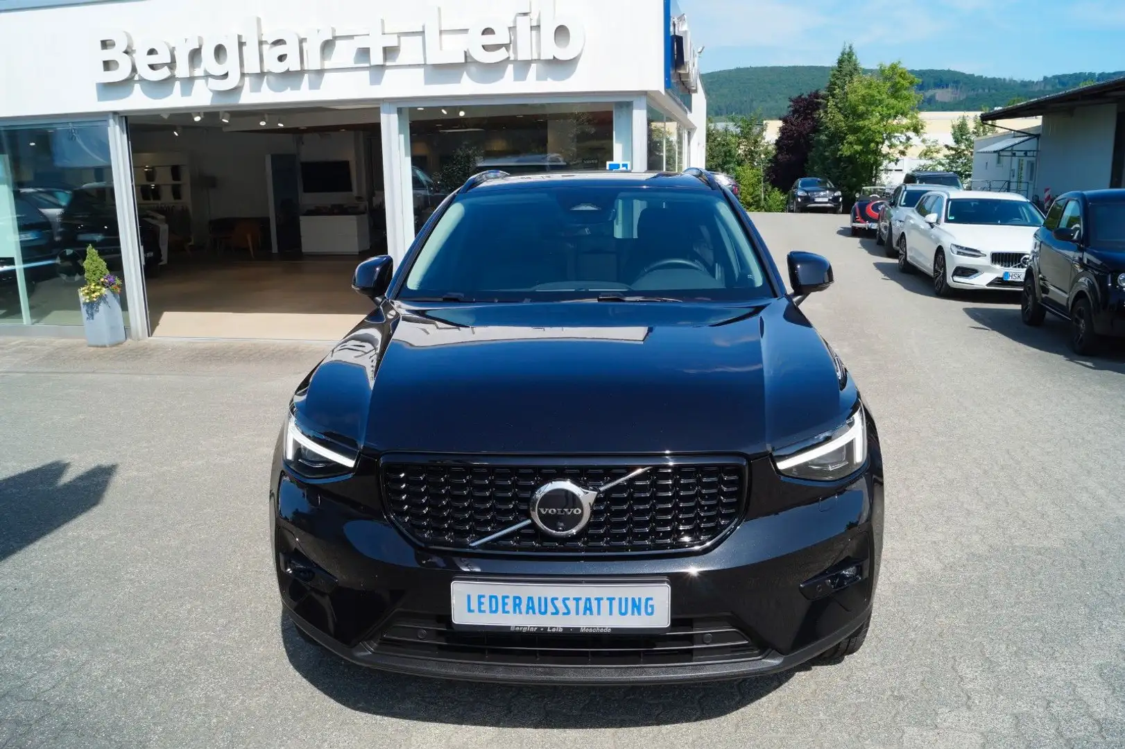 Volvo XC40 B4 Benzin 2WD Ultra Dark DKG/AHK/360°/21" Negro - 1