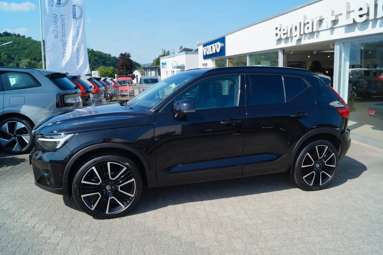 Volvo XC40 B4 Benzin 2WD Ultra Dark DKG/AHK/360°/21" Negro - 2