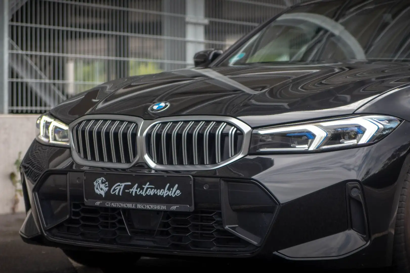 BMW 320 i Lim.*M Sport*KAM*HUD*eSitze*eDach*AHK! Schwarz - 2