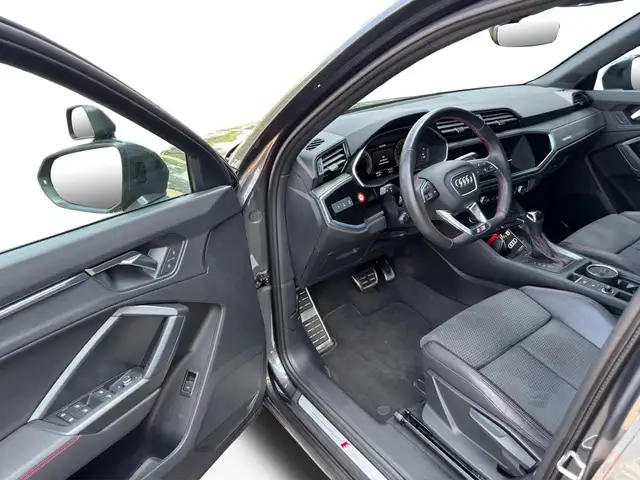 Audi Q3 view 14