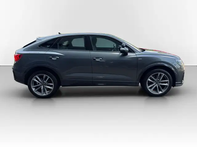 Audi Q3 view 6
