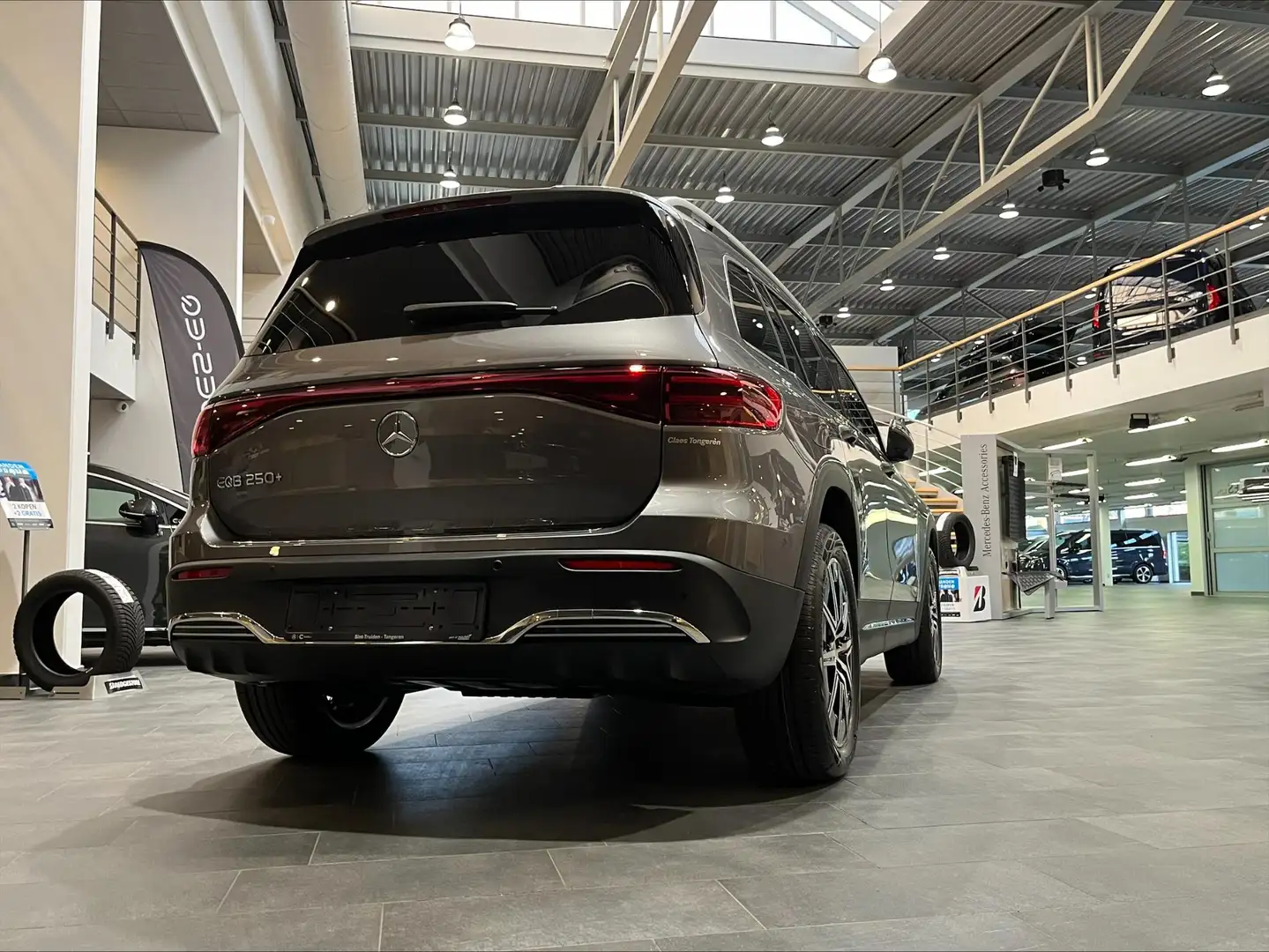 Mercedes-Benz EQB AMG Line AMG Line Grau - 2