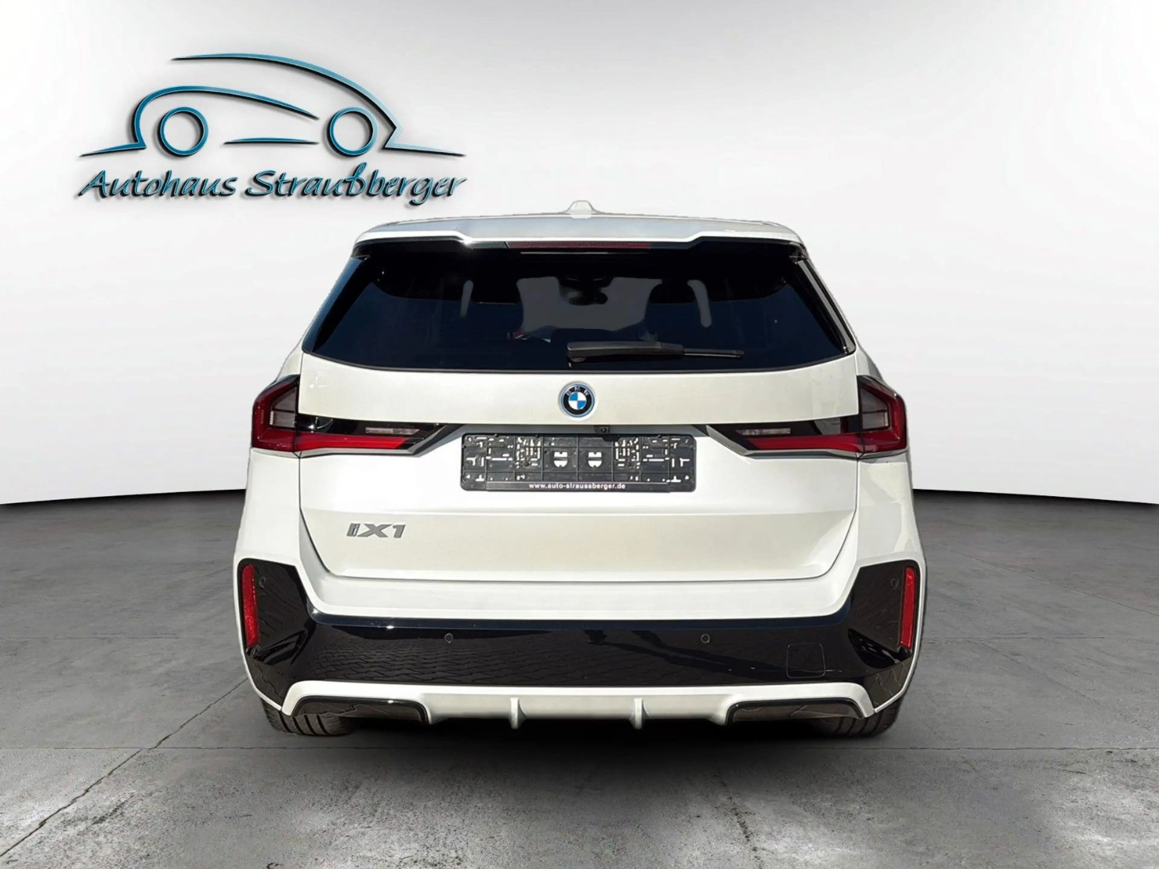 BMW iX1 30 xDrive M Sport AHK 2ZK SzH RFK — photo 4