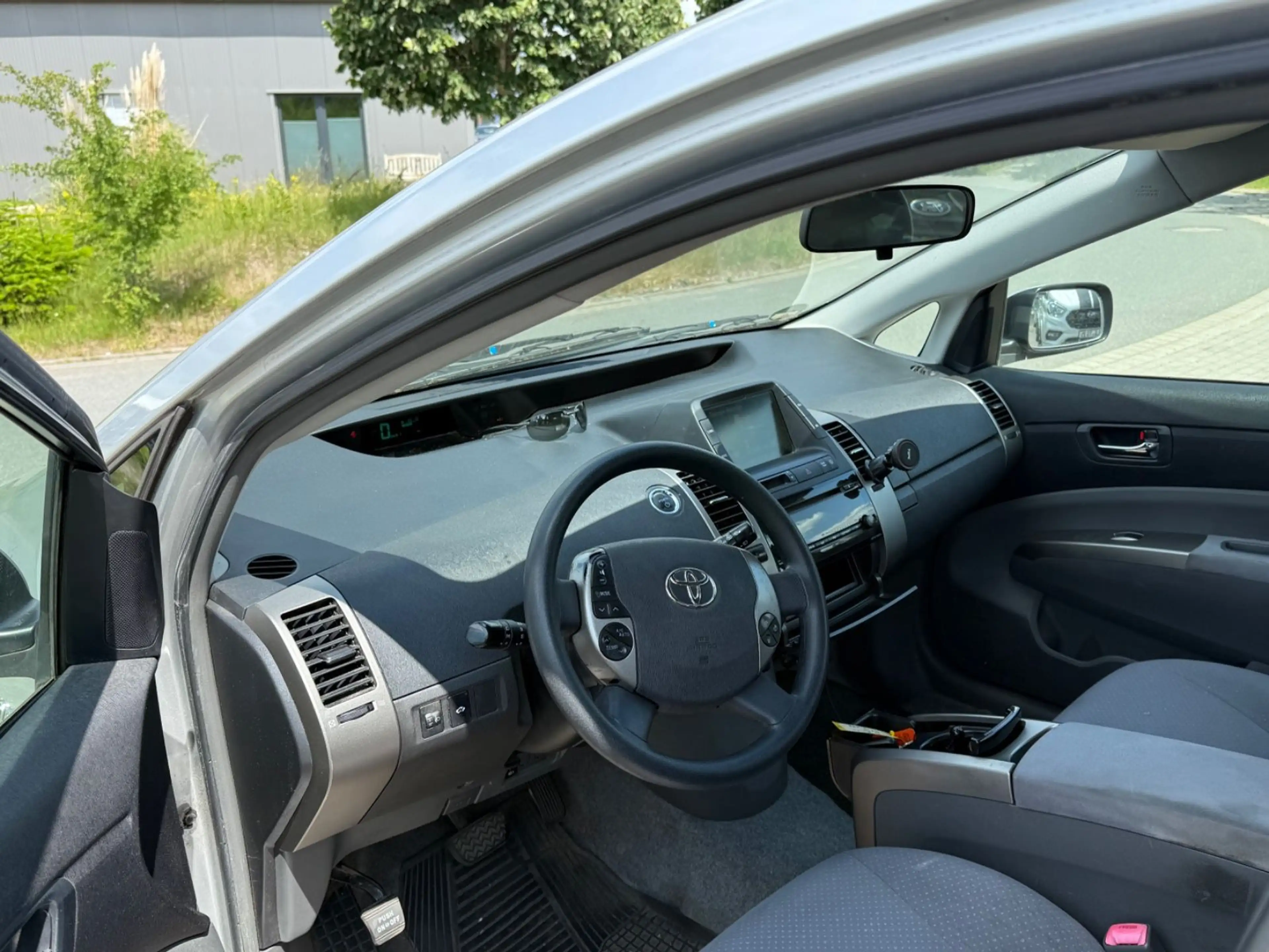 Toyota Prius Sol — photo 13