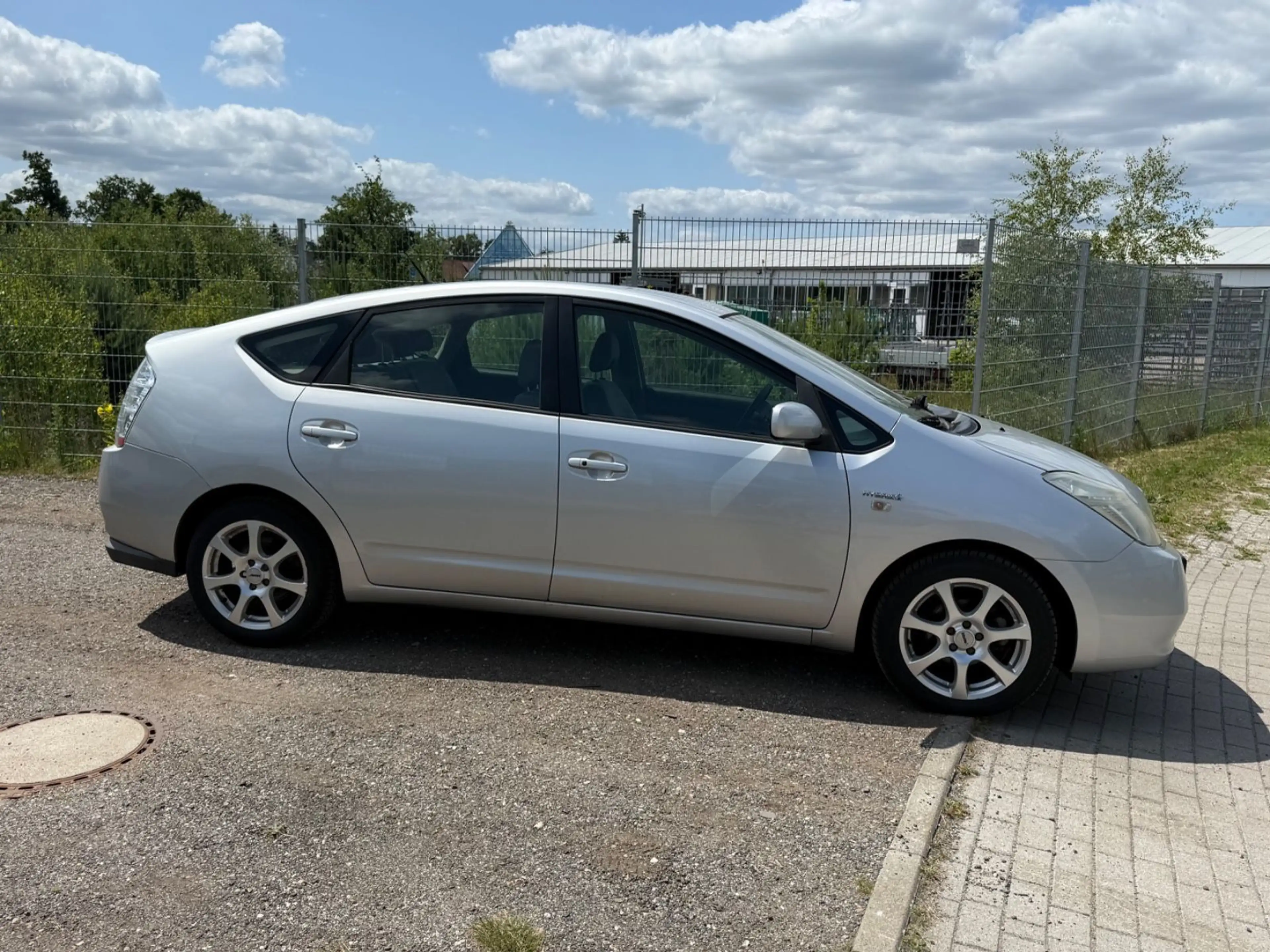 Toyota Prius Sol — photo 7