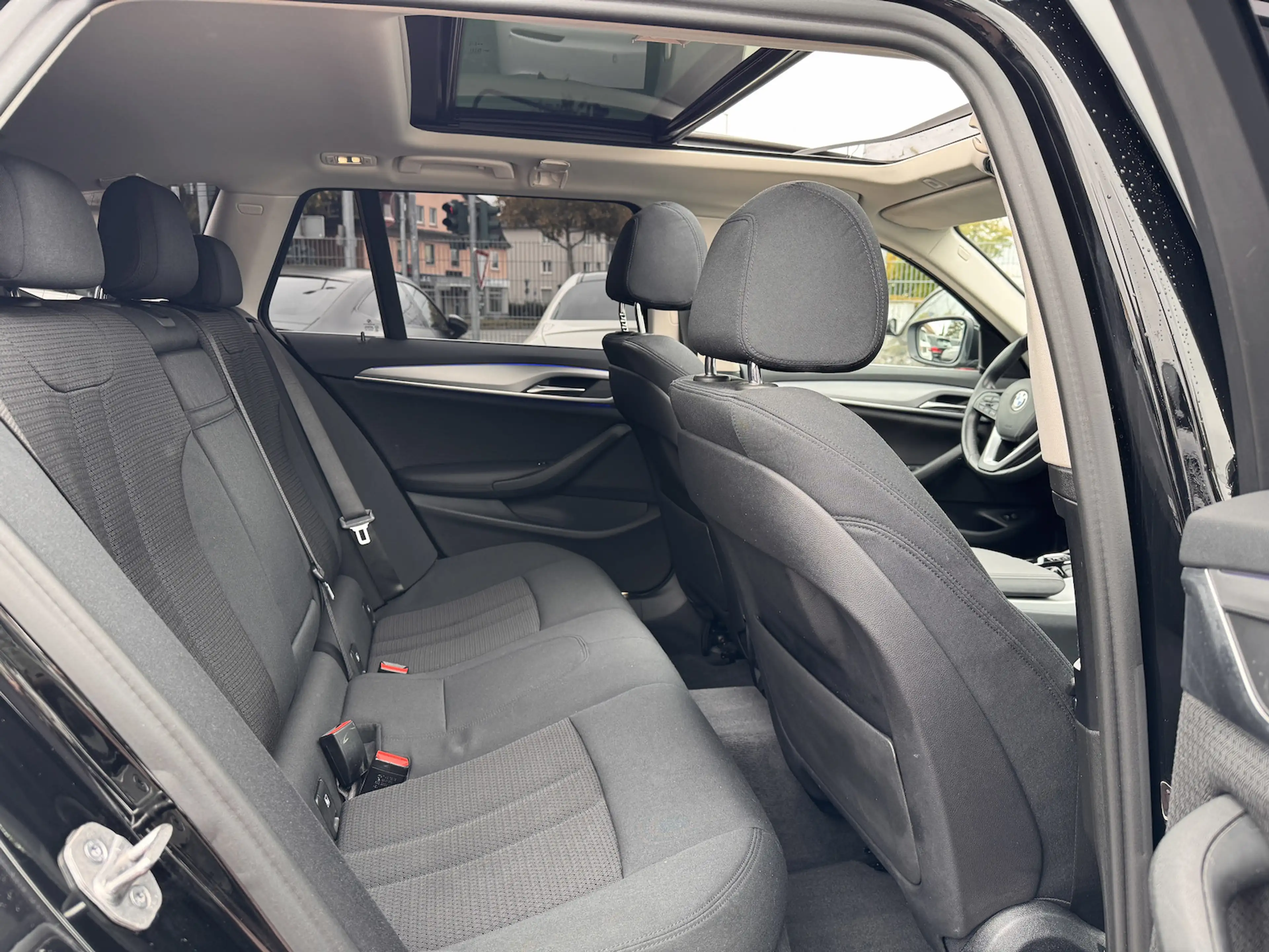 BMW 520 520d AMBIENTE PANORAMA RFKA DAB LED — photo 13