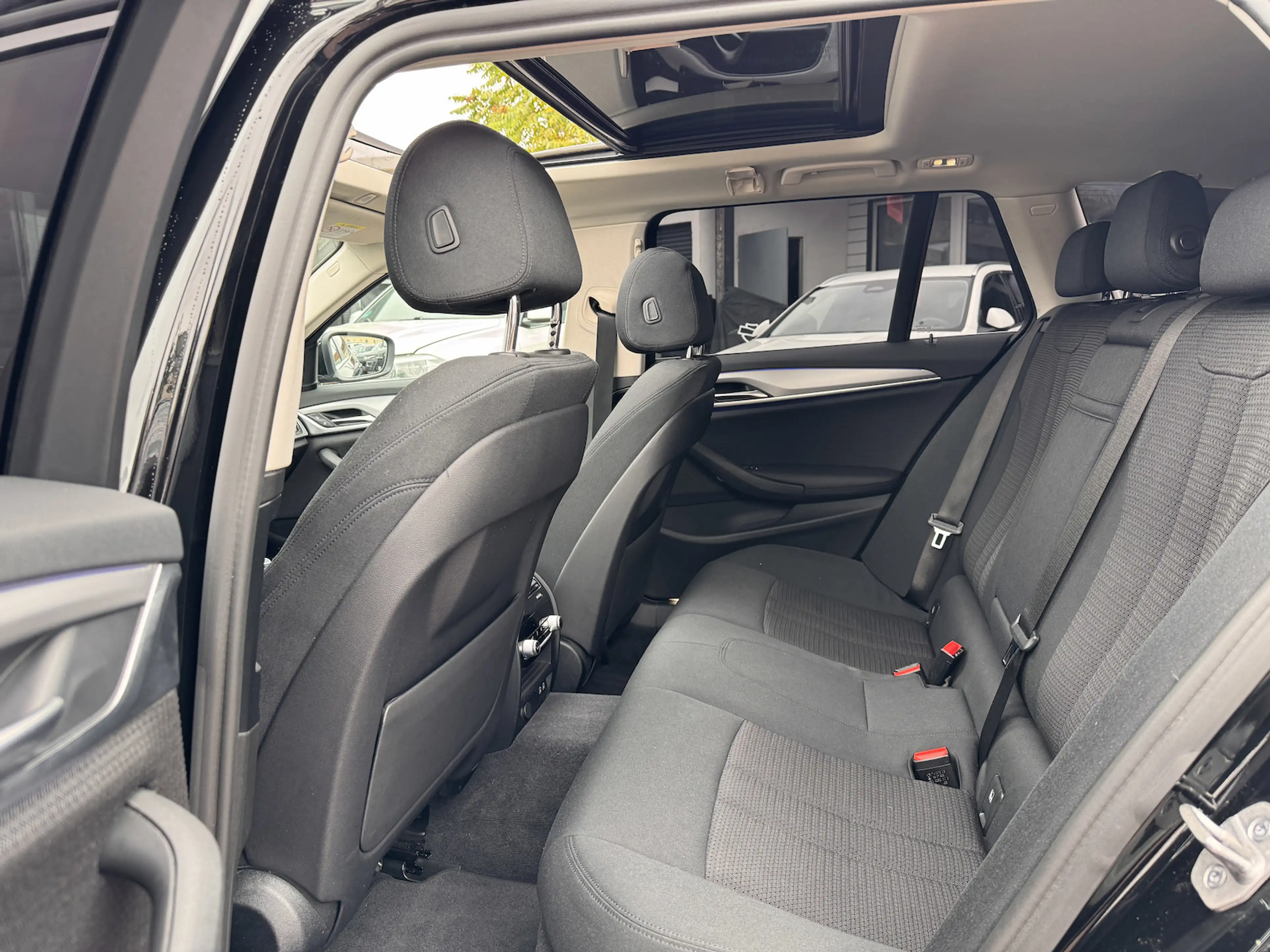 BMW 520 520d AMBIENTE PANORAMA RFKA DAB LED — photo 12