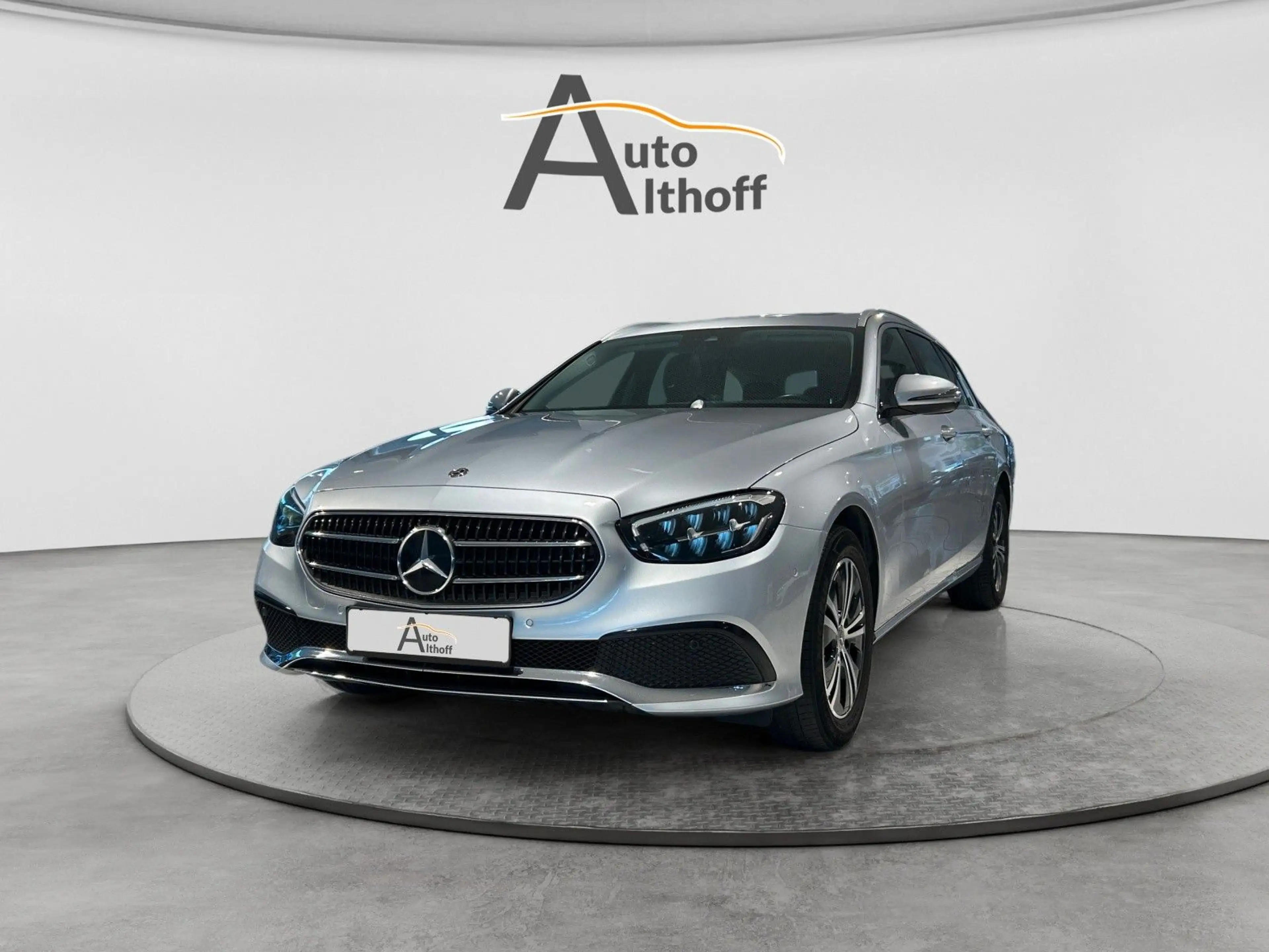 Mercedes-Benz E 200 T-Modell NAV/LED/E-SITZ/KAM/SZH/SCHIEBE — photo 3