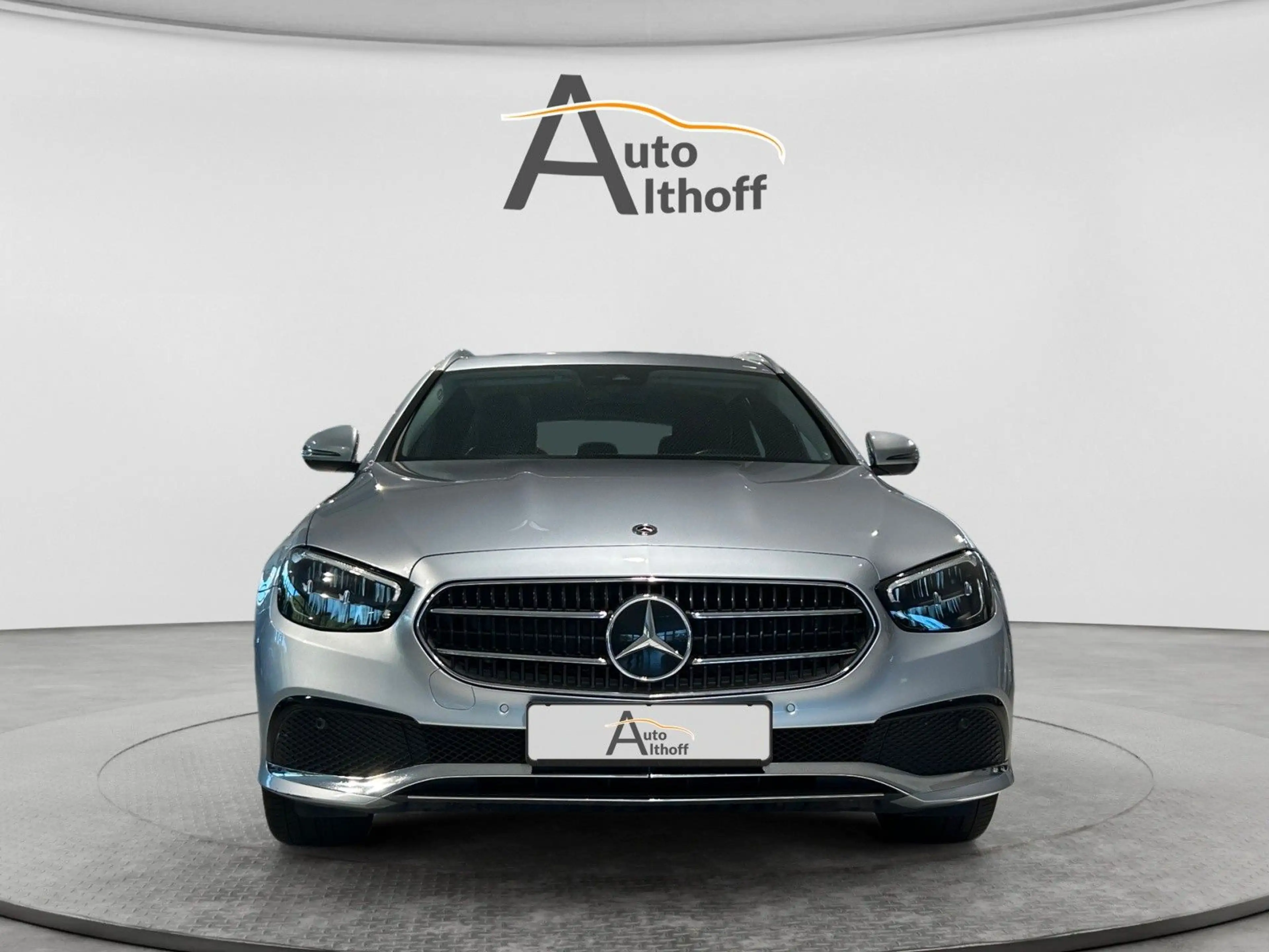 Mercedes-Benz E 200 T-Modell NAV/LED/E-SITZ/KAM/SZH/SCHIEBE — photo 2
