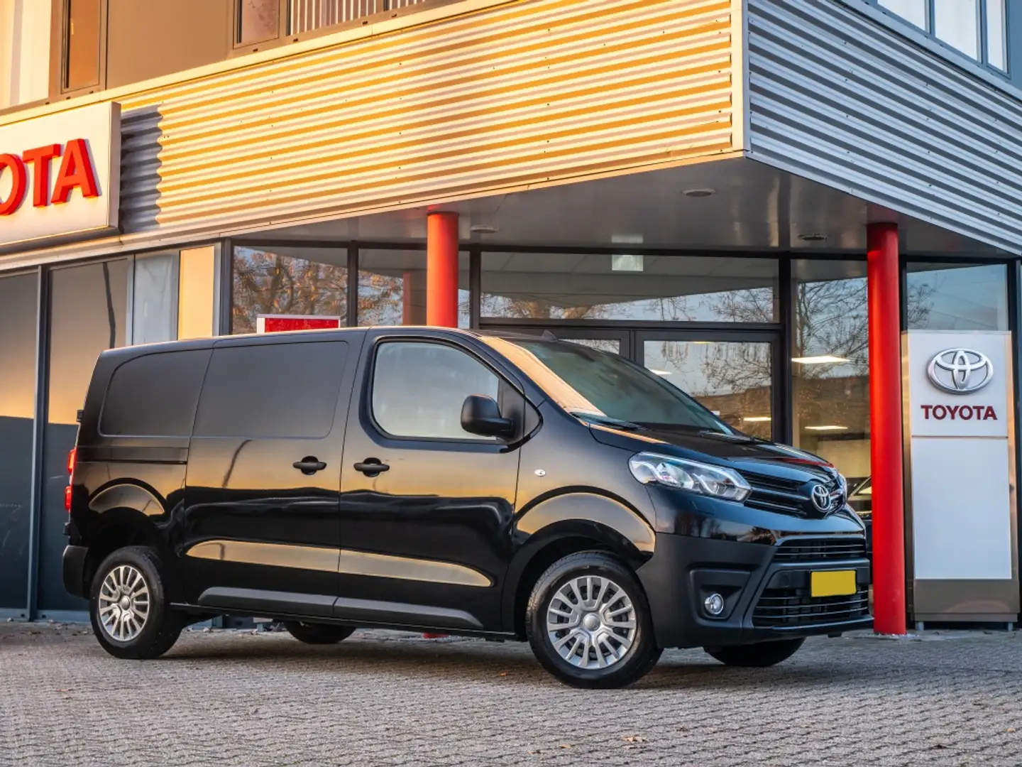 Toyota Proace Worker 2.0 D-4D Live | Automaat | Dubbele Schuifde Zwart - 1